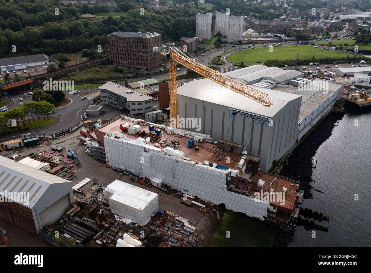 Greenock, Scozia, Regno Unito. 6 settembre 2021. NELLA FOTO: Vista dei droni guardando dall'alto del traghetto Caledonian MacBrayne, chiamato, Glen Sannox traghetto che è ancora in fase di fabbricazione nel cantiere navale Ferguson. Molte polemiche hanno nuovamente circondato il progetto con il governo scozzese sotto fuoco, dato che il traghetto è stato ritardato e ha superato il bilancio. Credit: Colin Fisher/Alamy Live News Foto Stock