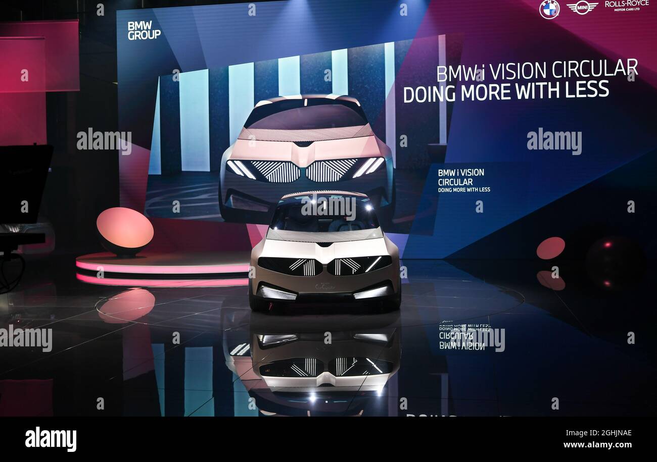 Monaco di Baviera, Germania. 6 settembre 2021. Una BMW i Vision circolare concept car è in mostra durante la giornata media del salone IAA Mobility a Monaco, in Germania, il 6 settembre 2021. Il costruttore tedesco BMW lunedì ha svelato la BMW i Vision Circular, una concept car costruita con materiali riciclati e sostenibili, ed è riciclabile al 100%. Credit: LU Yang/Xinhua/Alamy Live News Foto Stock