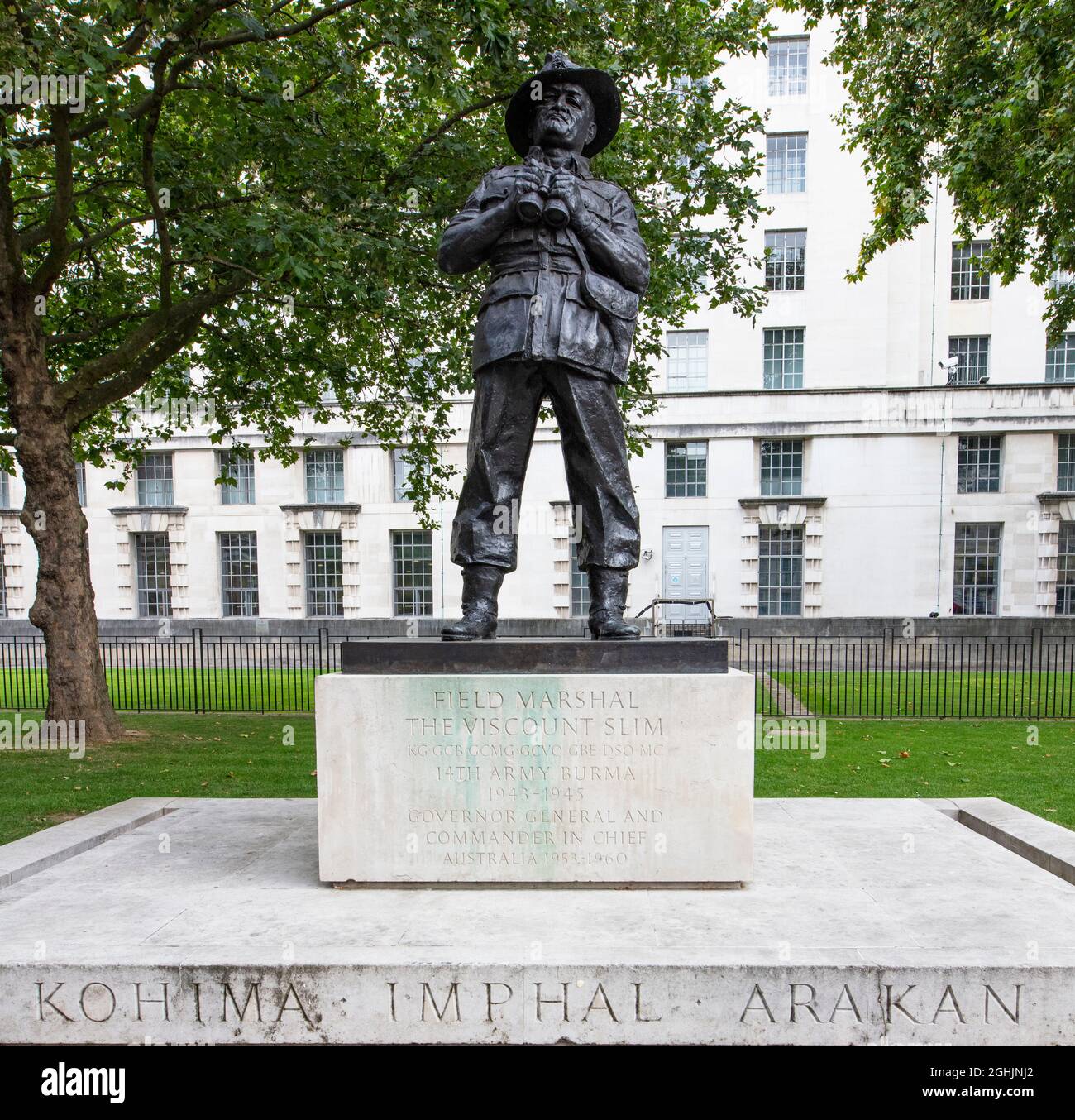 Statua di bronzo del maresciallo di campo William Slim (Bill Slim); Governatore Generale d'Australia, di Ivor Roberts-Jones, a Whitehall, Londra, All'esterno del mod Foto Stock