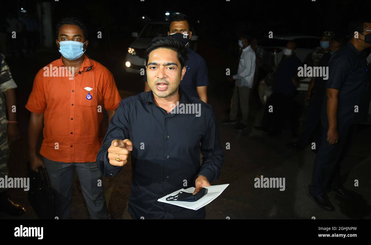 NEW DELHI, INDIA - 6 SETTEMBRE: All India Trinamool Congress (TMC) il Segretario Generale Abhishek Banerjee parla ai media dopo essere comparso dinanzi alla direzione dell'applicazione (ed) per interrogarsi in un caso di riciclaggio di denaro collegato a una presunta truffa del pilotaggio del carbone il 6 settembre 2021 a Nuova Delhi, India. L'ed ha presentato un procedimento penale ai sensi del PMLA dopo aver studiato un FIR del CBI del novembre 2020 che asseriva una truffa di pilotaggio di carbone multiscrore relativa alle miniere di carbone orientale di coalfield Ltd nelle aree di Kunustoria e Kajora dello stato in e intorno ad Asansol. (Foto di Raj K Raj/Hindustan Times/Sipa USA) Foto Stock