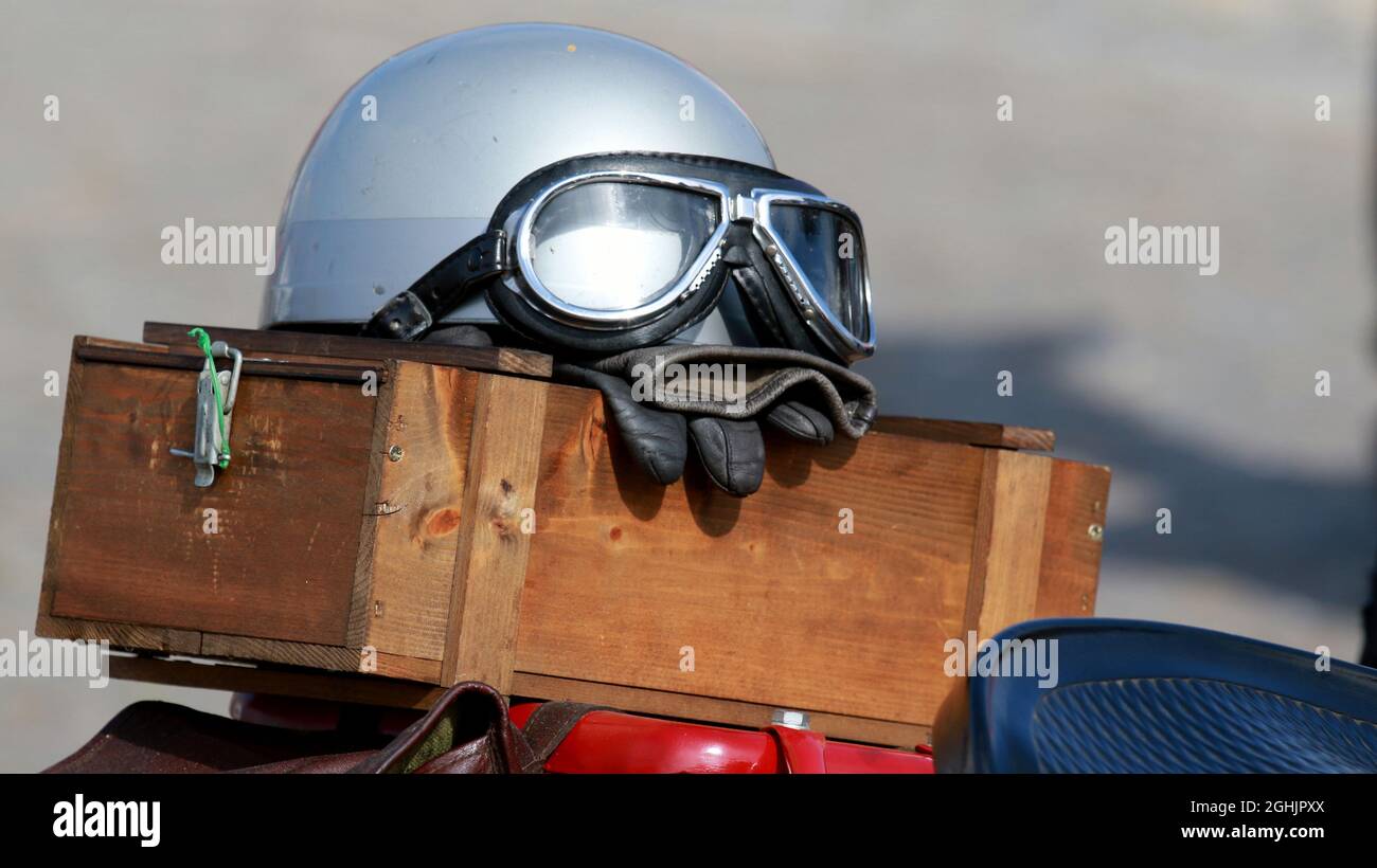BREMA, GERMANIA - Sep 05, 2021: Primo piano del casco è quello di proteggere la testa il casco è verniciato bianco occhiali di protezione sono fissati al Th Foto Stock