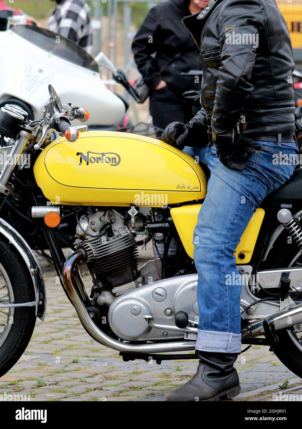 BREMA, GERMANIA - Sep 05, 2021: La moto Norton è parzialmente dipinta yellowThis è una ripresa parziale Foto Stock