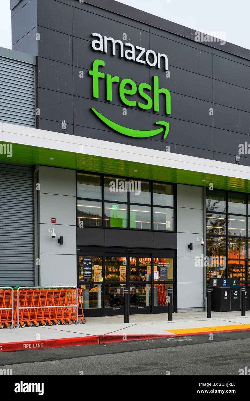 Factoria, WA, USA - 06 settembre 2021; ingresso al negozio di alimentari  Amazon Fresh nel sobborgo di Seattle di Bellevue nel quartiere di Factoria  Foto stock - Alamy