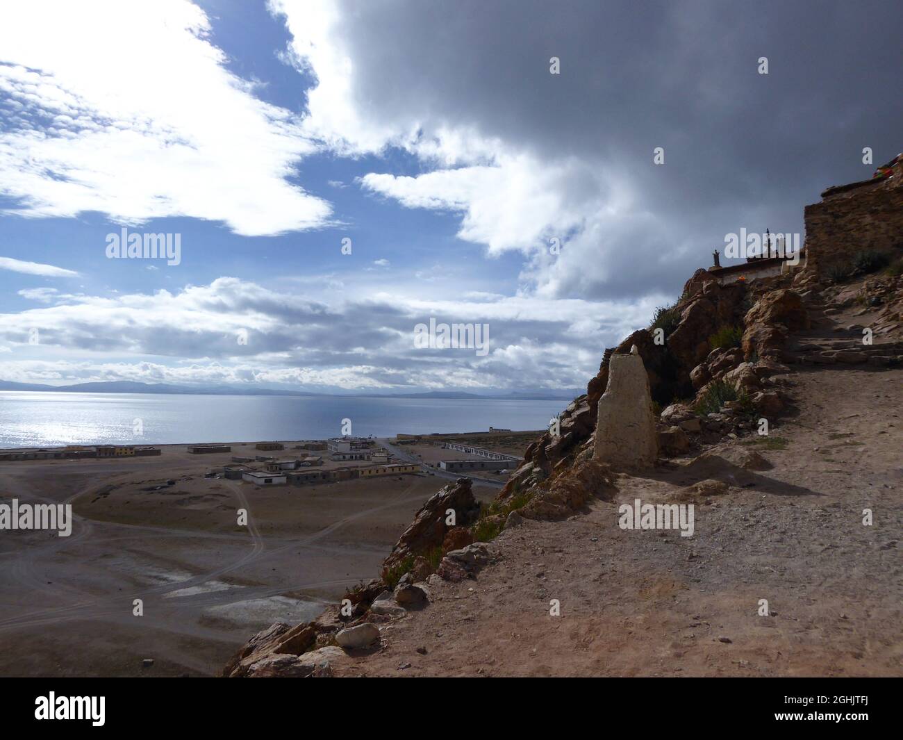 Vista sul lago Manasarovar da Chiu Gampa, un piccolo monastero tibetano costruito nelle scogliere di una ripida collina rossa sulla riva, Tibet occidentale Foto Stock