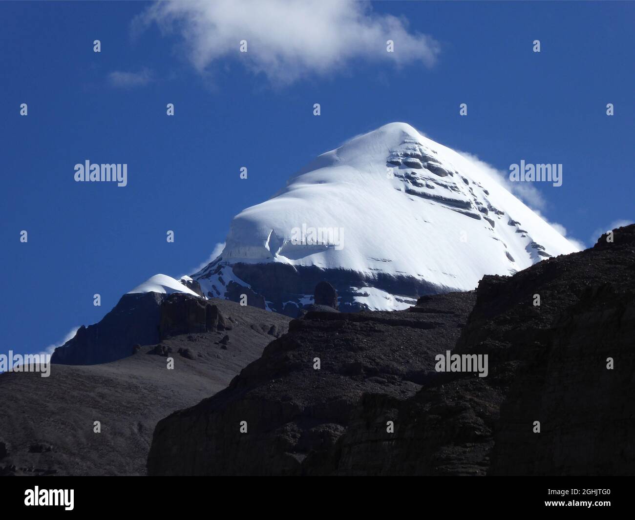 Vista della parete sud del Monte Kailash, con la sua caratteristica scogliera verticale che corre lungo il centro della parete rocciosa, regione autonoma del Tibet, Cina Foto Stock