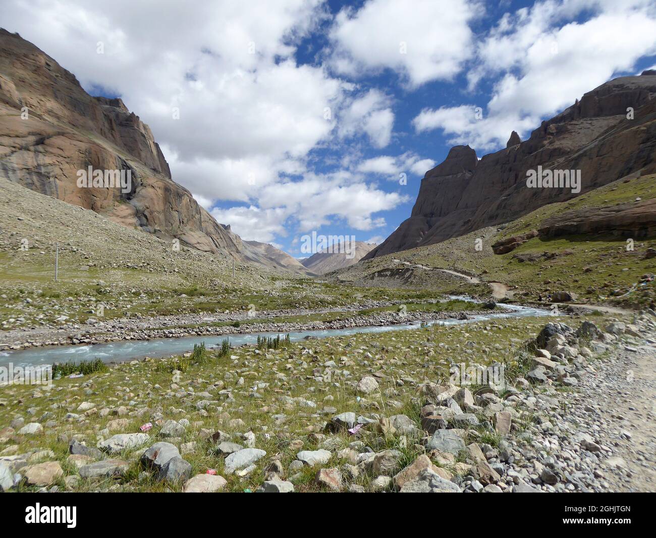 Vista della valle di Lha Chu e circumambulazione percorso lungo il 53km Mt Kailash pellegrinaggio trekking, Tibet Autonomous Regione, Cina Foto Stock