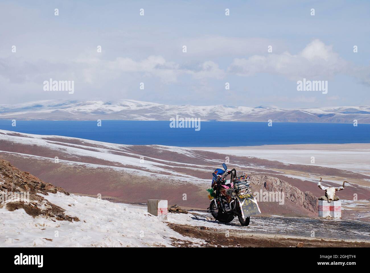 Vista sui monti Nyenchen Tanglha e sulle acque turchesi del lago Namtso, metà ottobre, contea di Damxung, regione autonoma del Tibet Foto Stock