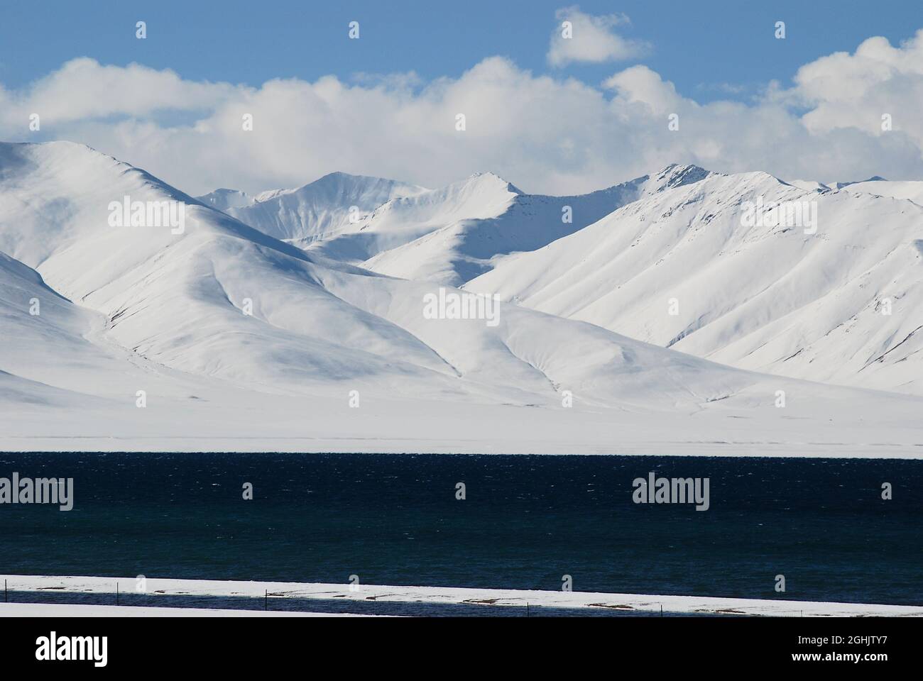 Montagne Nyenchen Tanglha ricoperte di neve e lago Nottso, metà ottobre, contea di Damxung, regione autonoma del Tibet Foto Stock