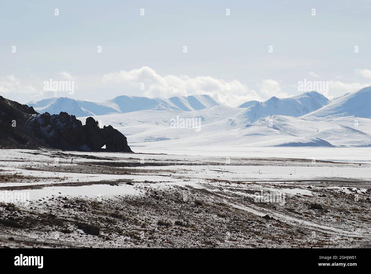 Vista sulle montagne innevate di Nyenchen Tanglha a metà ottobre dal lago Nottso, dalla contea di Damxung, dalla regione autonoma del Tibet Foto Stock