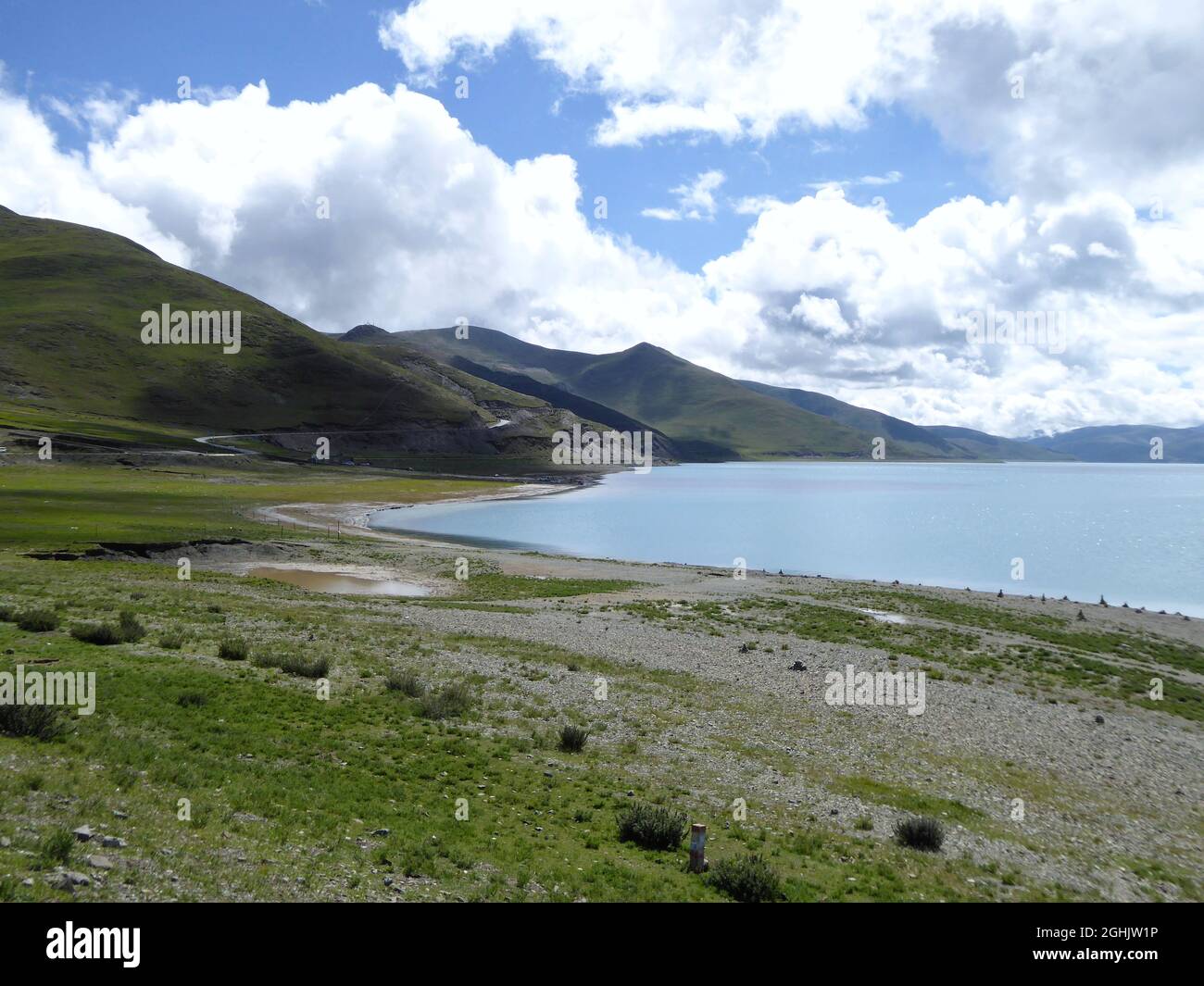 Riva del lago Yamdrok a fine estate, altitudine 4800 m, contea di Nangartse, Prefettura di Shannan, regione autonoma del Tibet Foto Stock