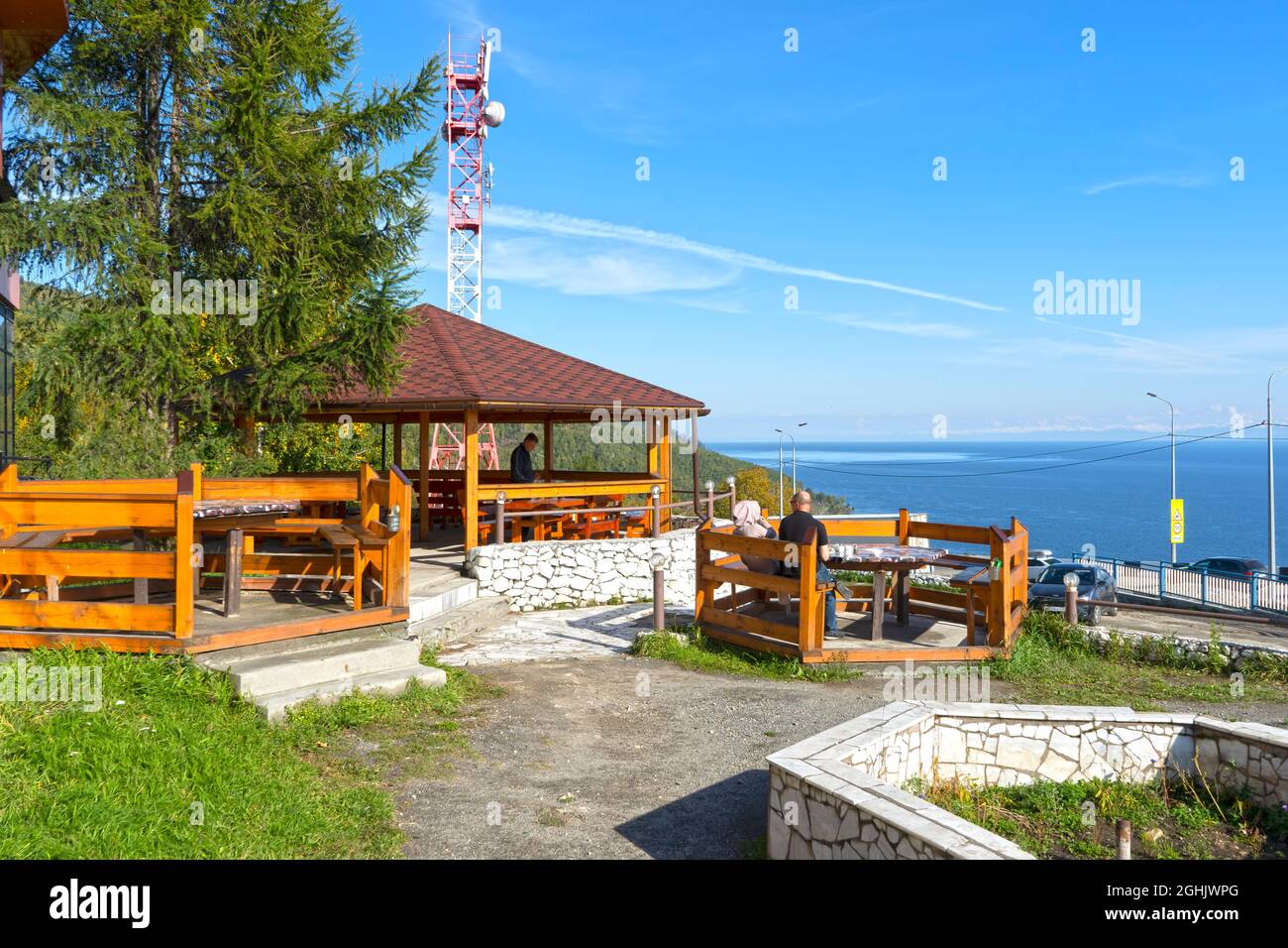 Kultuk, regione di Irkutsk-16 settembre 2020: Paesaggio con vista di un caffè sulla strada Foto Stock