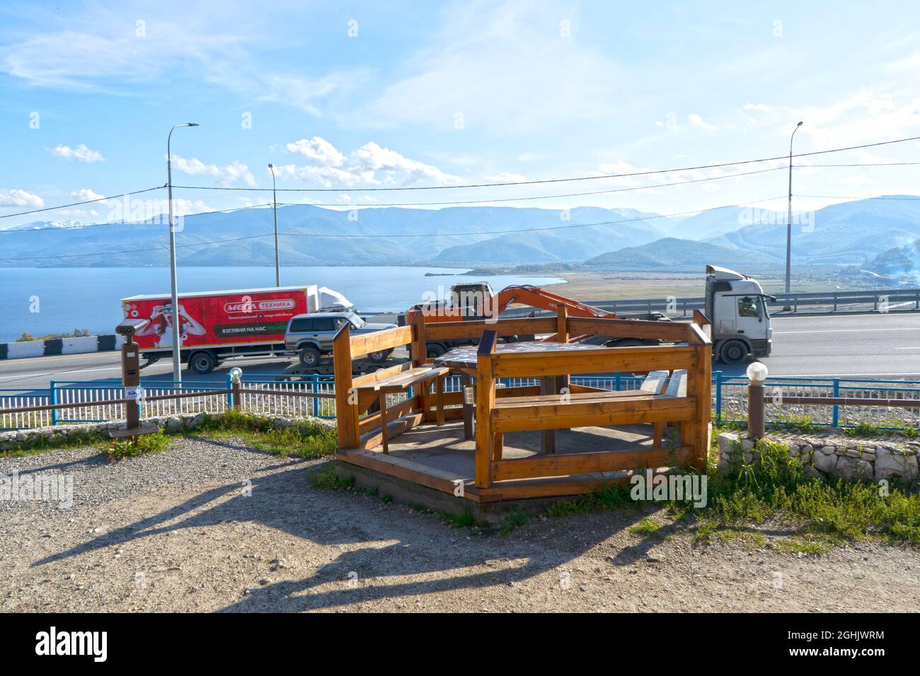 Kultuk, regione di Irkutsk-16 settembre 2020: Paesaggio con vista di un caffè sulla strada Foto Stock