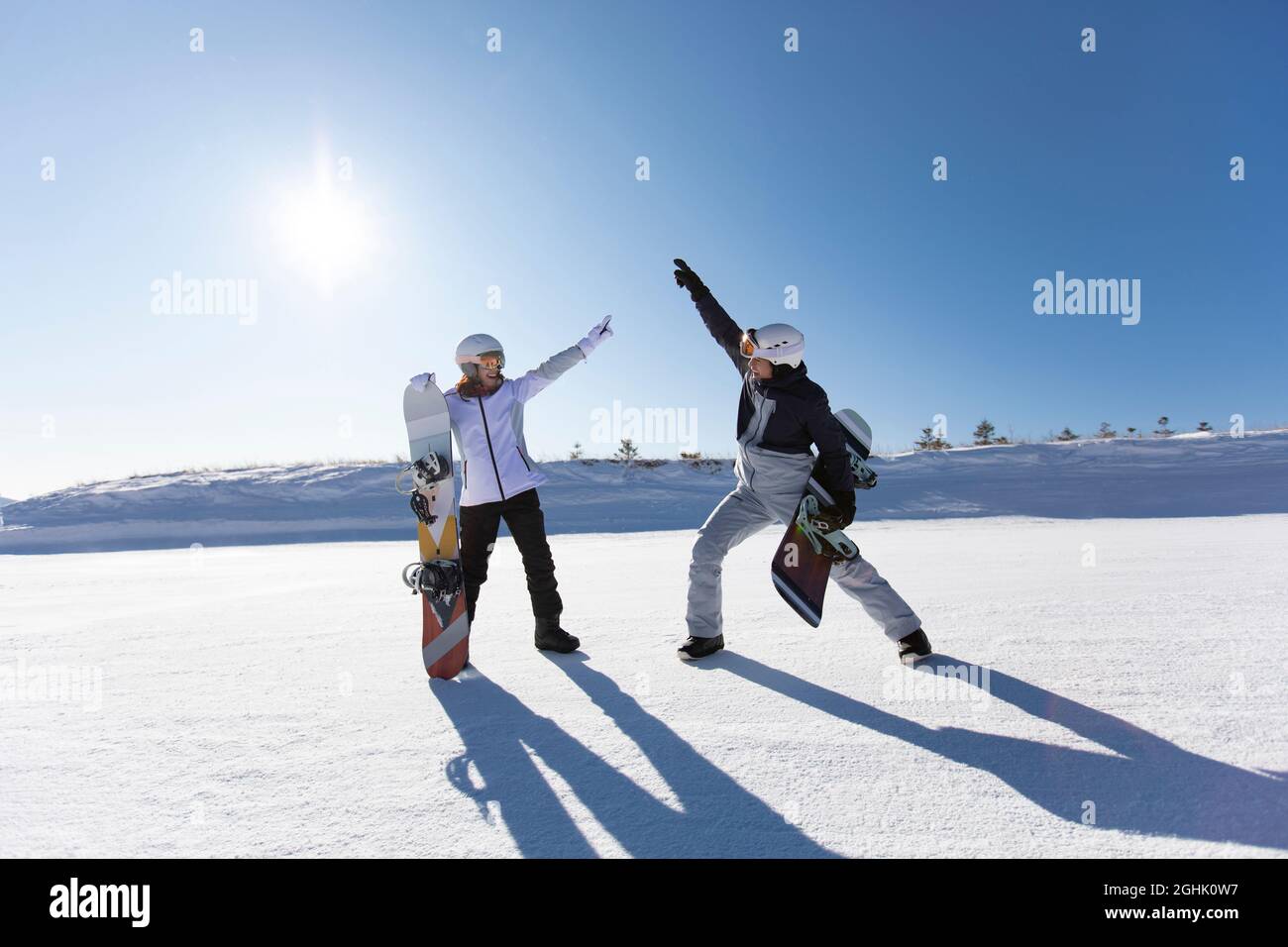 Coppia giovane con gli snowboard sulla neve Foto Stock