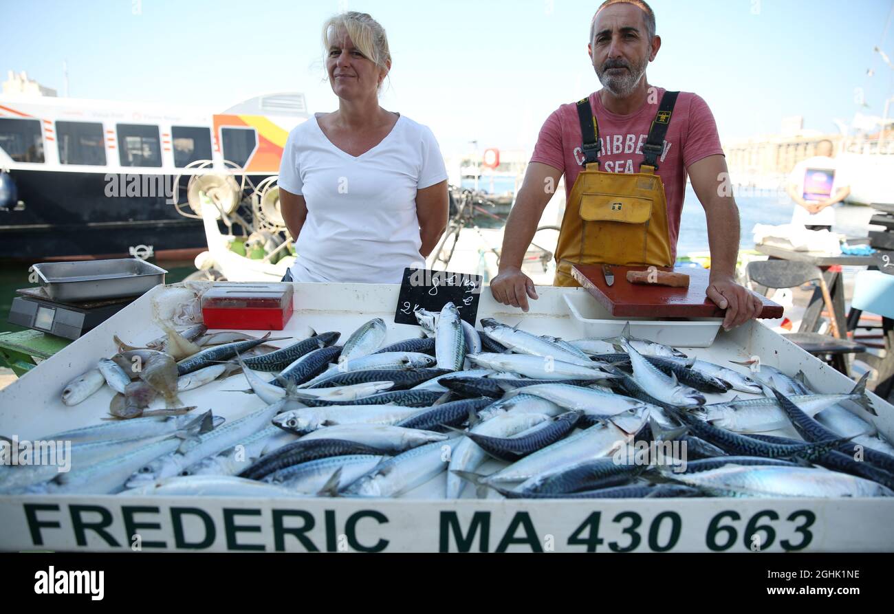 Marsiglia, Francia. 6 settembre 2021. I venditori di pesce aspettano i clienti in un mercato del pesce del vecchio porto di Marsiglia, Francia, 6 settembre 2021. Credit: Gao Jing/Xinhua/Alamy Live News Foto Stock