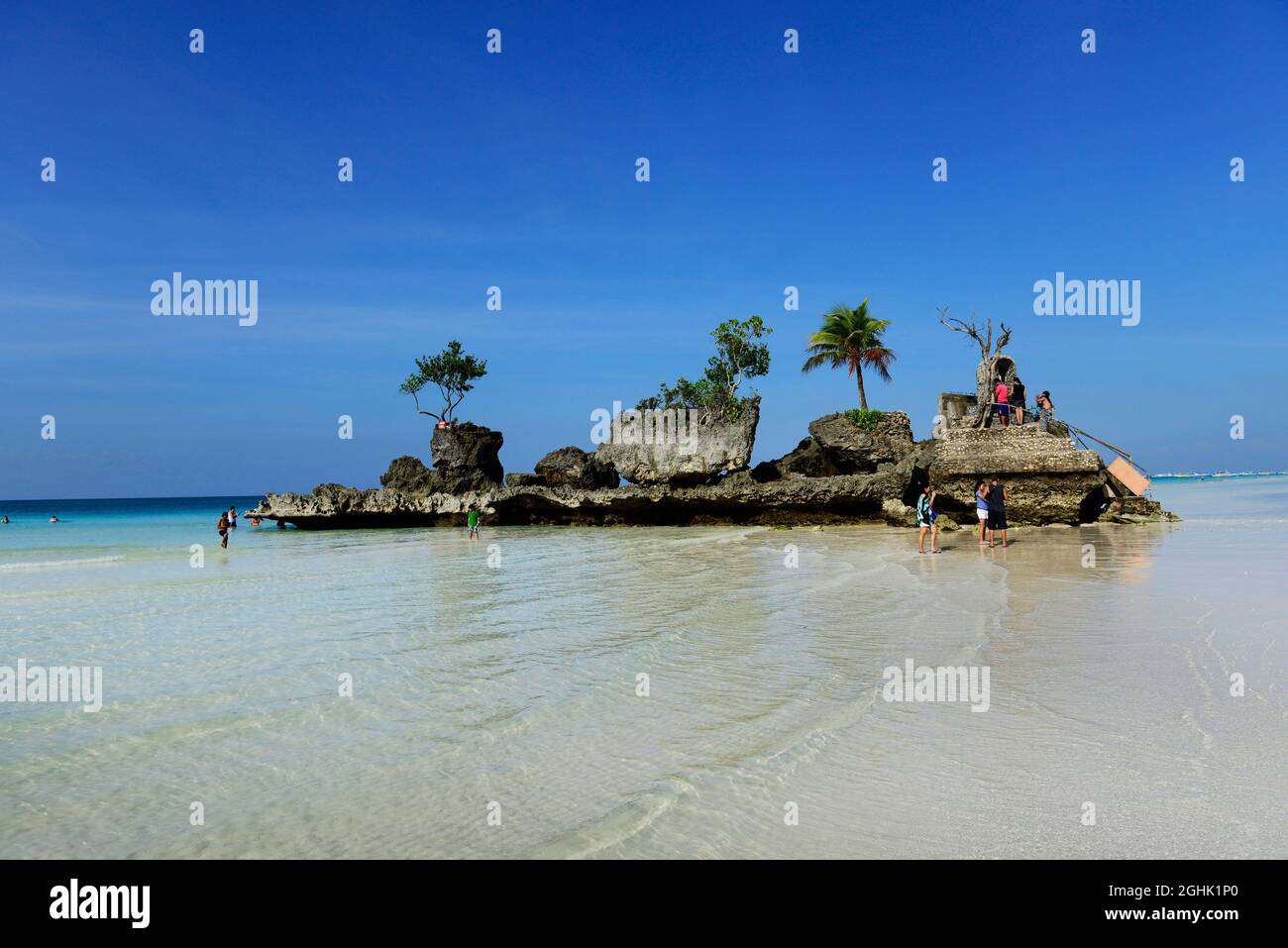 Willy's Rock presso la spiaggia di sabbia bianca a Boracay, nelle Filippine. Foto Stock