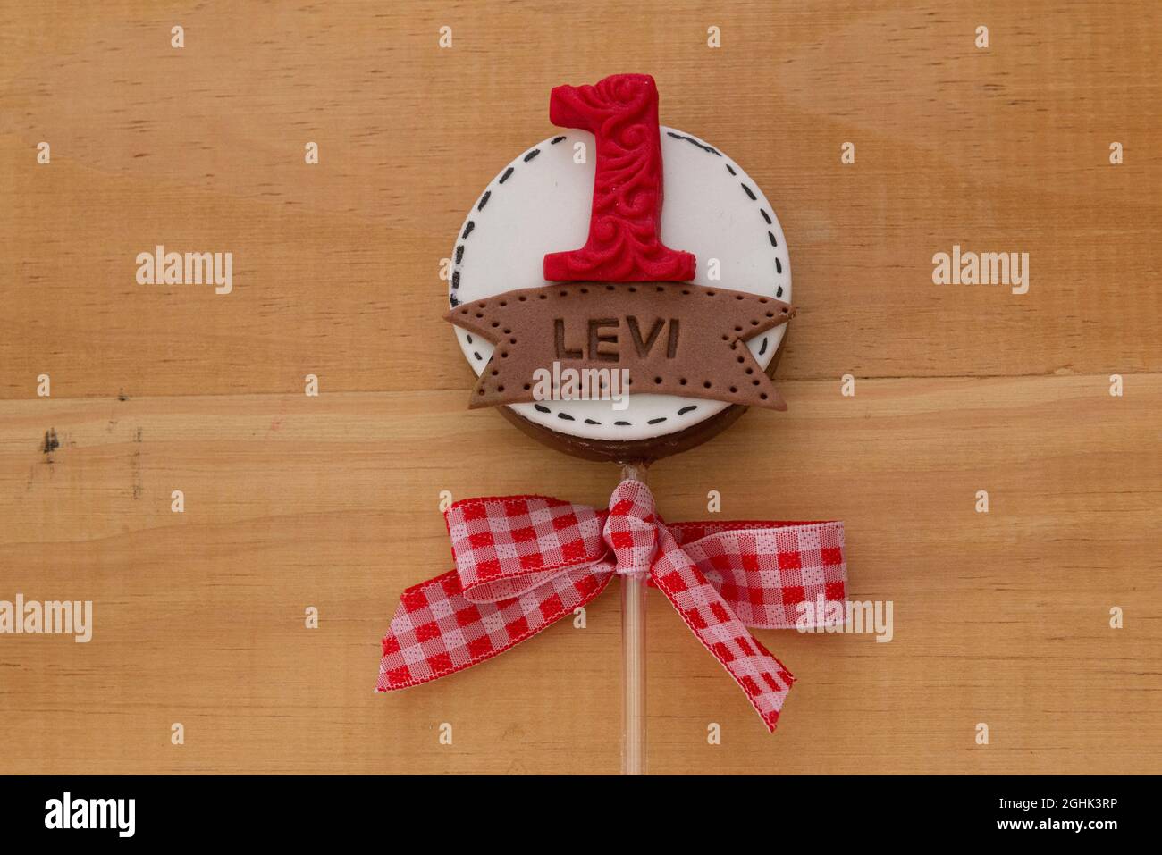 Lollipops al cioccolato decorato per il compleanno dei bambini in campagna, tema fattoria. Lolllipops sul tavolo di legno chiaro di pino. 1 anno a tema. Foto Stock