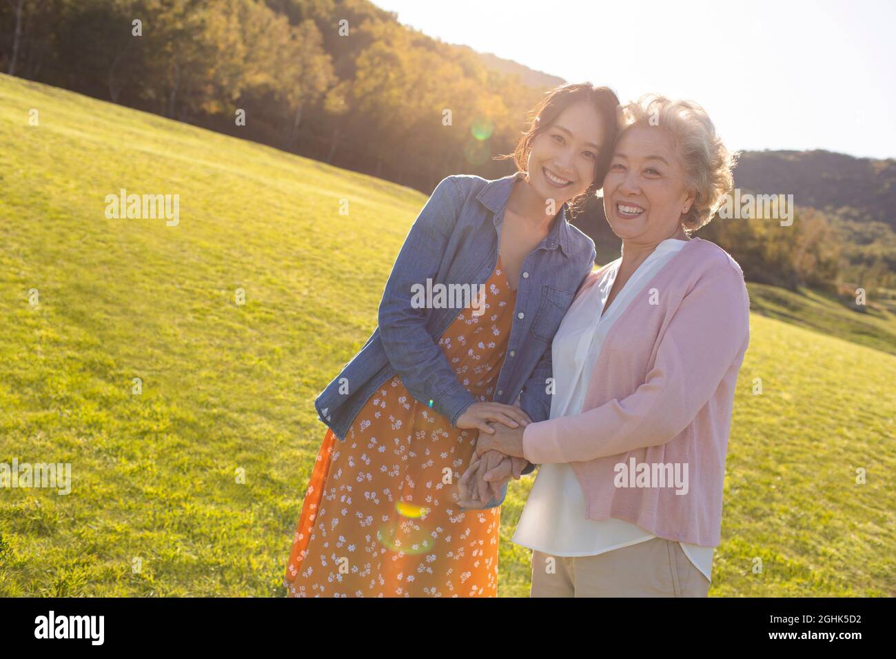 Felice madre e figlia rilassarsi sul prato Foto Stock