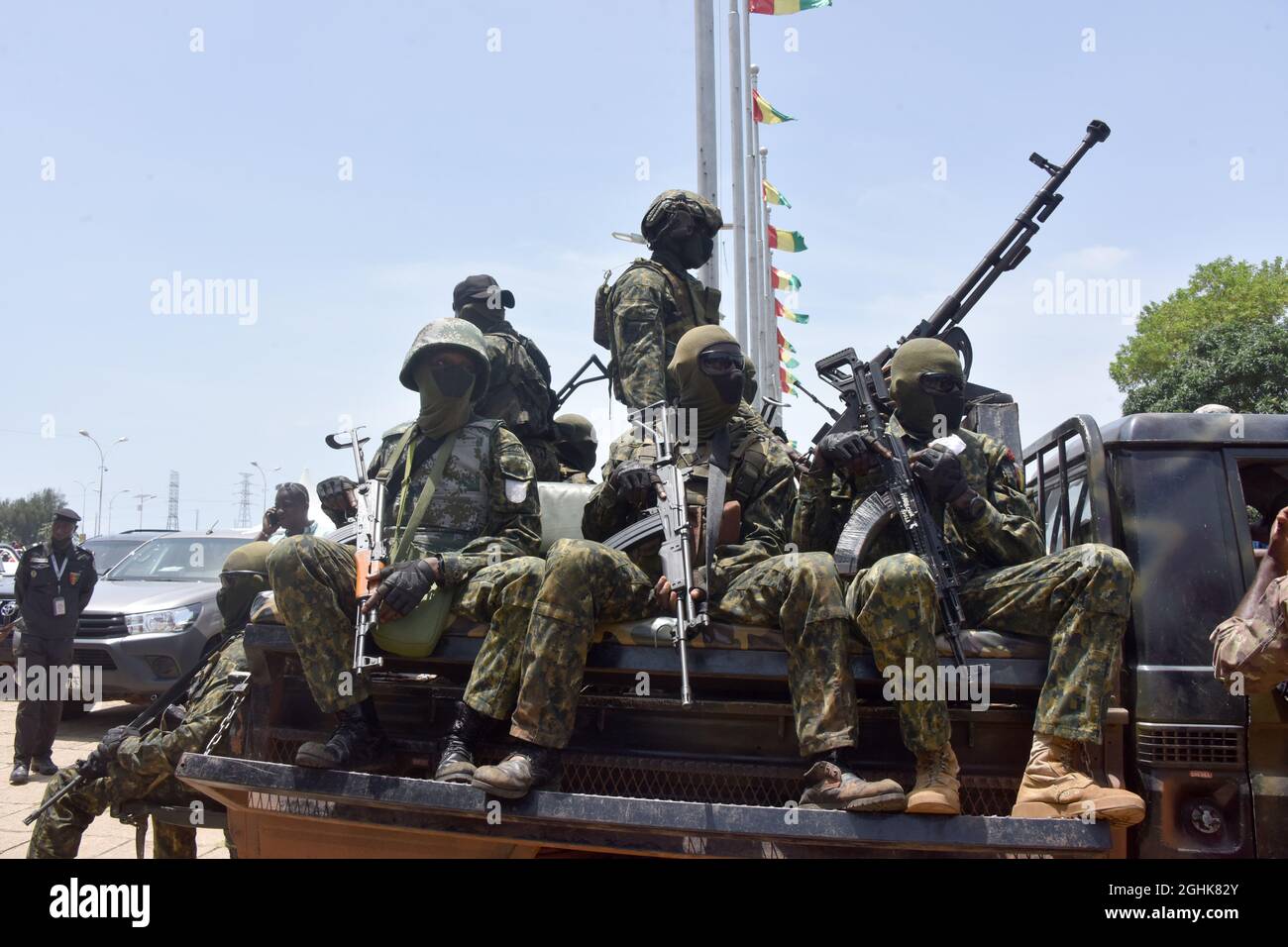 Conakry. 7 Settembre 2021. I membri delle forze speciali della Guinea sono visti fuori dal Palazzo del popolo a Conakry, Guinea, 6 settembre 2021. Credit: Xinhua/Alamy Live News Foto Stock