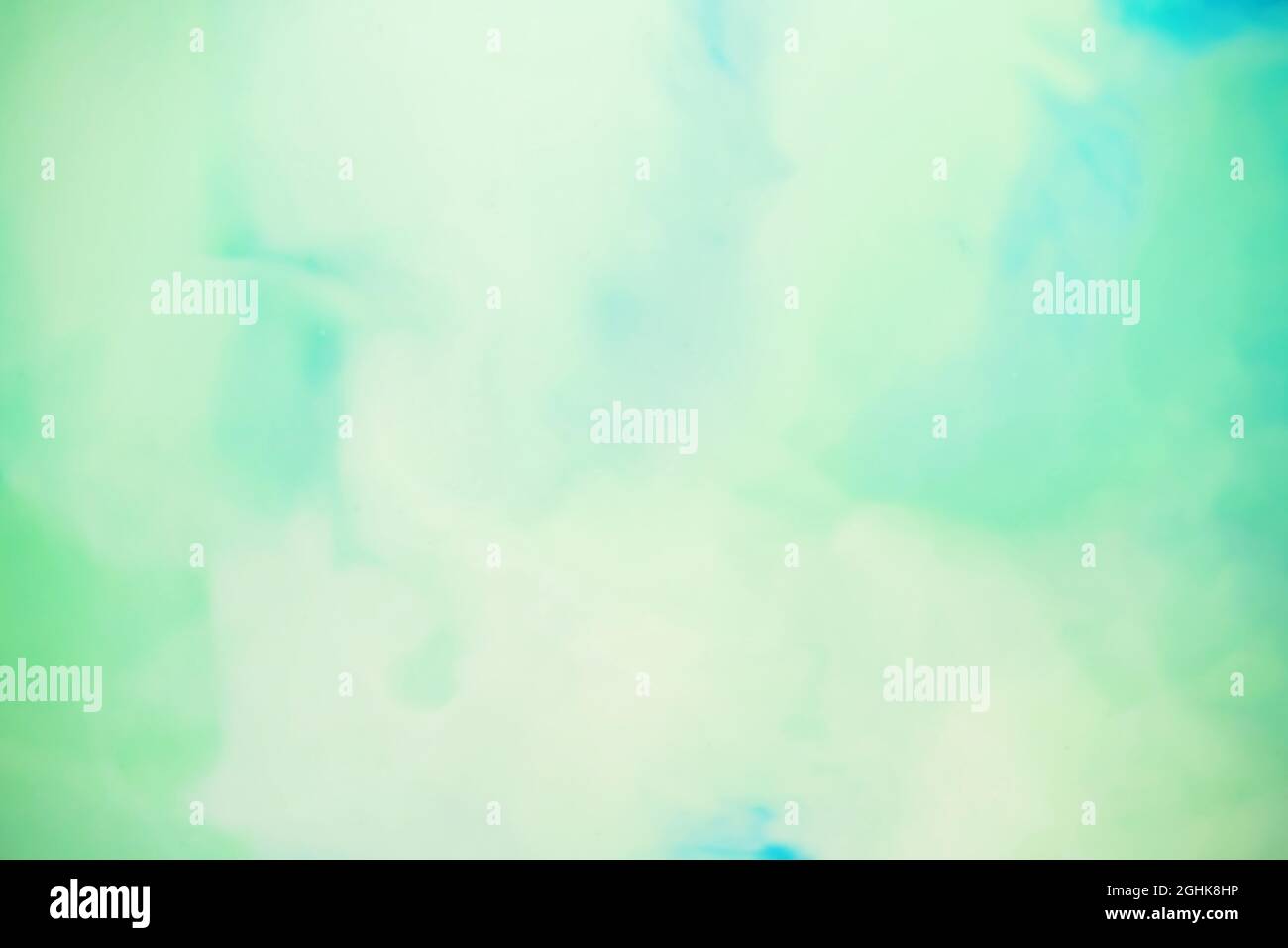 Fondo dipinto astratto full frame con colorazioni acquerello verde e giallo diffuse Foto Stock