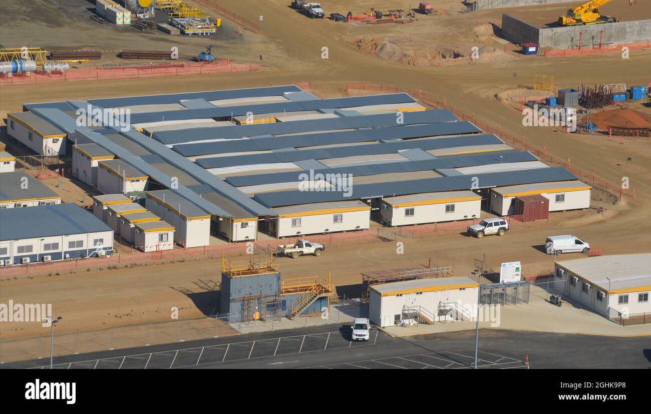 Vista aerea di alloggi e capanne di lavoro sul posto, durante la costruzione di una raffineria a Victoria, Foto Stock