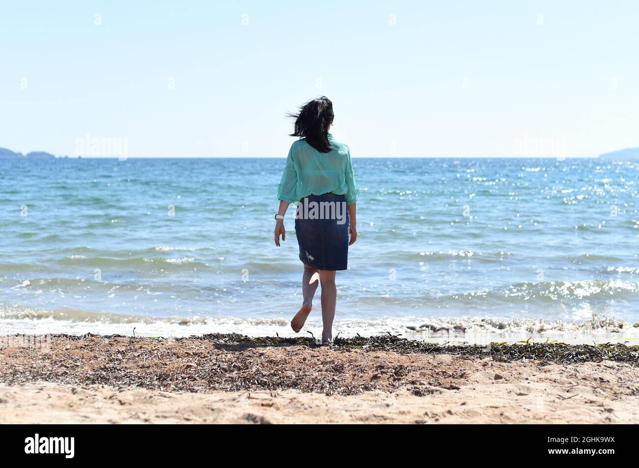 Office worker che corre in mare dopo il lavoro. Concetto di libertà Foto Stock