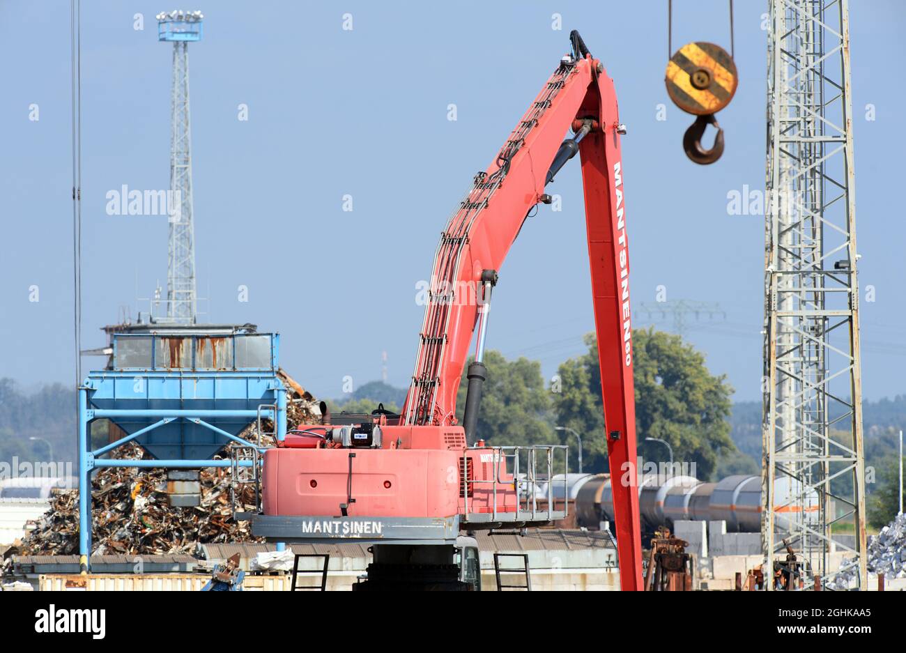 Magdeburg, Germania. 06 settembre 2021. Le gru si trovano in un cantiere di rottami a Steinkopfinsel, sul canale di diramazione parallelo al canale di discesa Rothensee. L'isola, che appartiene al North Industrial Estate, è costruita con industrie come il produttore di materiali da costruzione Schwenk, un impianto rifiuti-energia e due turbine eoliche. Credit: Soeren Stache/dpa-Zentralbild/ZB/dpa/Alamy Live News Foto Stock