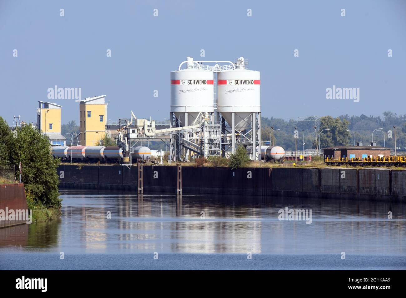 Magdeburg, Germania. 06 settembre 2021. Il canale di diramazione che corre parallelamente al canale di discesa Rothensee di Steinkopfinsel per il carico delle merci. L'isola, che appartiene al North Industrial Estate, è costruita con industrie come il produttore di materiali da costruzione Schwenk, un impianto rifiuti-energia e due turbine eoliche. Sullo sfondo a sinistra, è visibile il blocco per il basso livello di acqua in corrispondenza del canale di discesa. Credit: Soeren Stache/dpa-Zentralbild/ZB/dpa/Alamy Live News Foto Stock