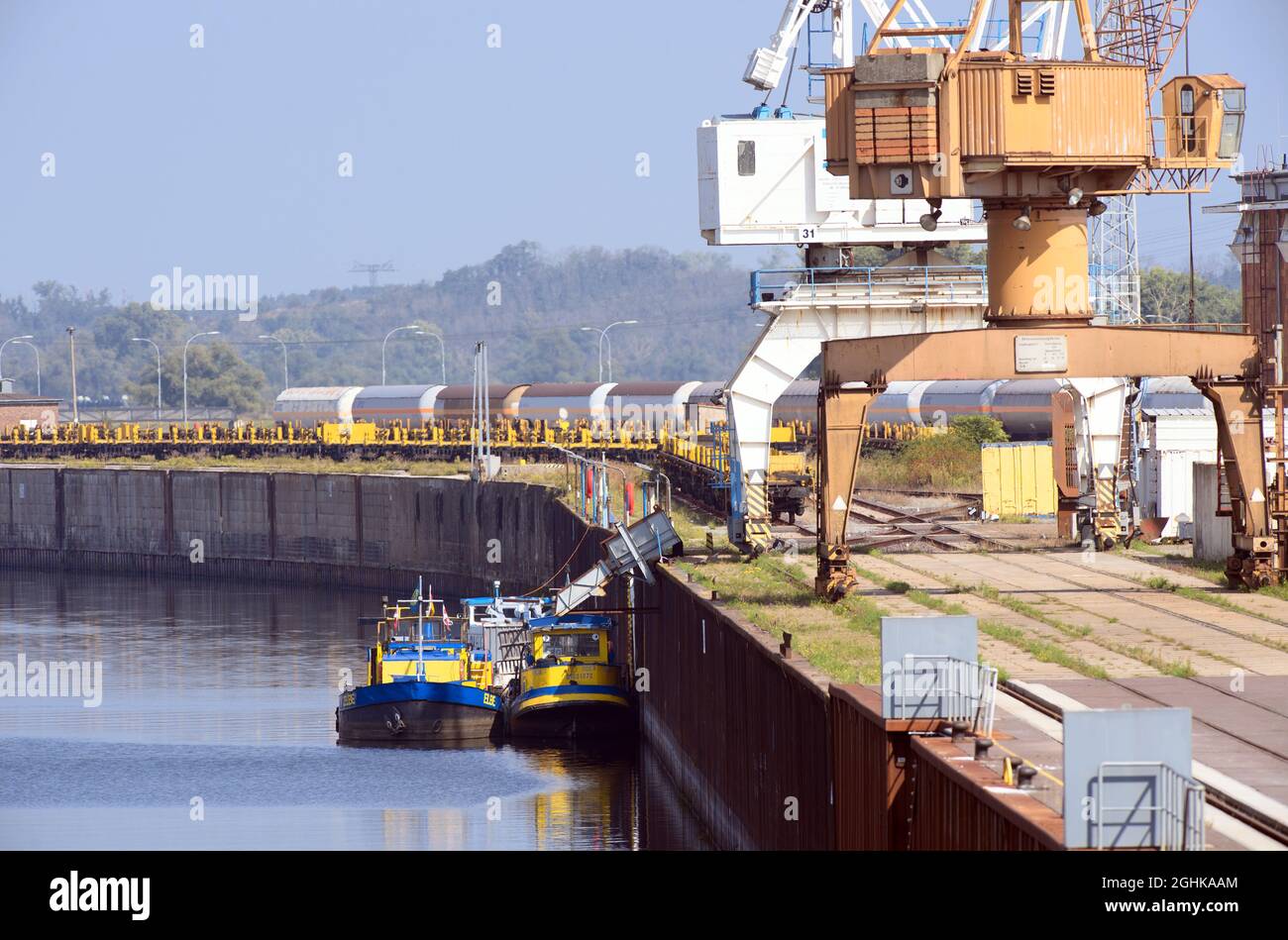 Magdeburg, Germania. 06 settembre 2021. Il canale di diramazione che corre parallelamente al canale di discesa Rothensee con gru a Steinkopfinsel per il carico delle merci. L'isola, che appartiene all'area commerciale a nord, è costruita con l'industria e due turbine eoliche. Credit: Soeren Stache/dpa-Zentralbild/ZB/dpa/Alamy Live News Foto Stock