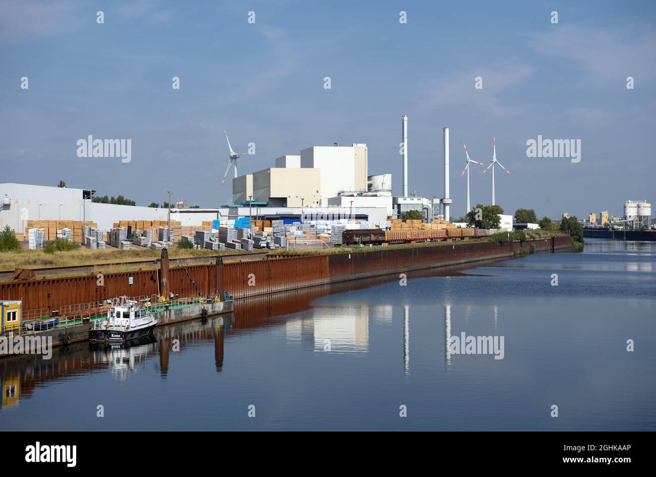 Magdeburg, Germania. 06 settembre 2021. Il canale di diramazione che corre parallelamente al canale di discesa Rothensee con gru a Steinkopfinsel per il carico delle merci. L'isola, che appartiene al North Industrial Estate, è costruita con industrie come il produttore di materiali da costruzione Schwenk (r), un impianto rifiuti-energia (M) e turbine eoliche appartenenti alla società Enercon. Credit: Soeren Stache/dpa-Zentralbild/ZB/dpa/Alamy Live News Foto Stock