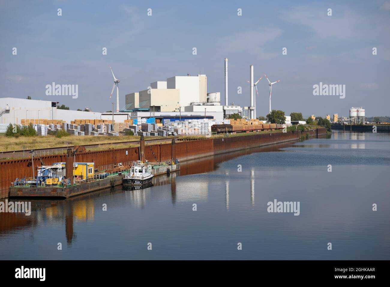Magdeburg, Germania. 06 settembre 2021. Il canale di diramazione che corre parallelamente al canale di discesa Rothensee con gru a Steinkopfinsel per il carico delle merci. L'isola, che appartiene al North Industrial Estate, è costruita con industrie come il produttore di materiali da costruzione Schwenk (r), un impianto rifiuti-energia (M) e due turbine eoliche della società Enercon. Credit: Soeren Stache/dpa-Zentralbild/ZB/dpa/Alamy Live News Foto Stock