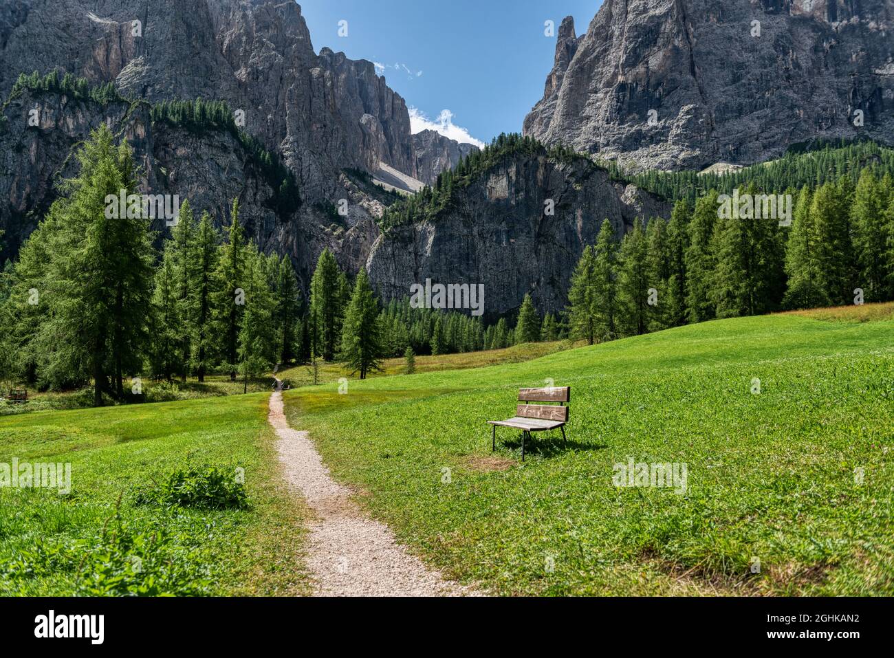 Sentiero di montagna nella Valle dell'alta Badia con sullo sfondo il Gruppo di Sella, Dolomiti, Alpi Italiane Foto Stock