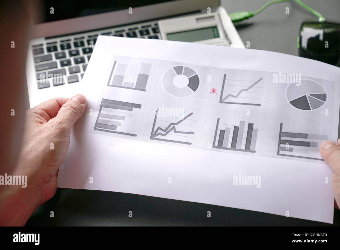 Uomo che tiene e analizza grafici e grafici. Concetto di portafoglio di investimento. Foto Stock