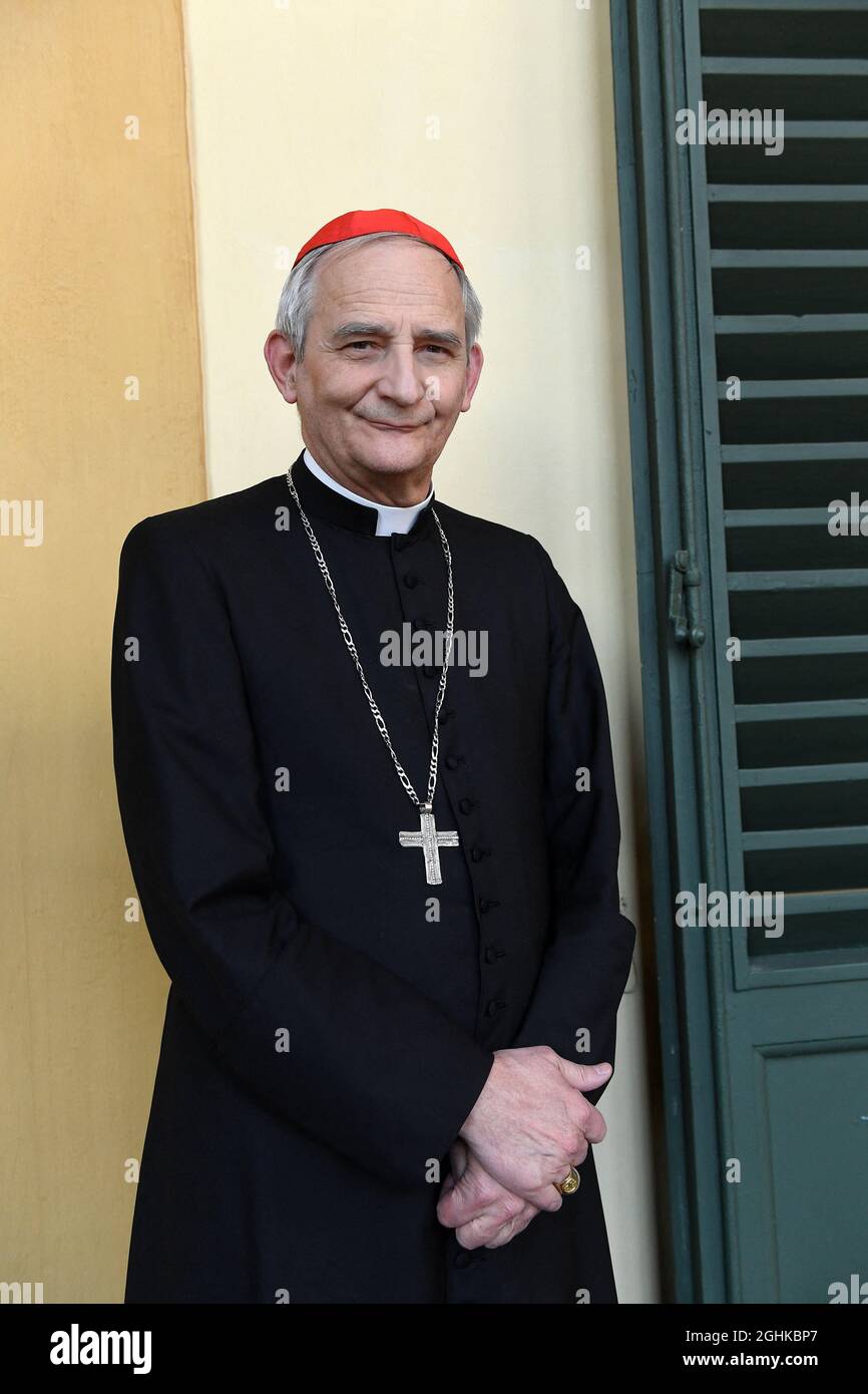 Il card. Matteo Zuppi, arcivescovo di Bologna, Italia centrale, si è attivato l'8 aprile 2021. l arcivescovo di Bologna, amico di LGBTQ, è stato promosso cardinale nella Chiesa Cattolica Romana da papa Francesco il 5 ottobre 2019. Zuppi è noto per il suo sostegno agli omosessuali e LGBT. All'interno e all'esterno della Chiesa, gli attivisti pro-LGBT hanno celebrato la sua elevazione come cardinale. Ed è già sulla lista di ogni osservatore informato del papabile. Matteo Zuppi ha sottolineato che la 'diversità di ogni persona è un dono per la comunità,' rafforzando il desiderio della Chiesa di una maggiore inclusività ecclesiale. Zuppi af Foto Stock