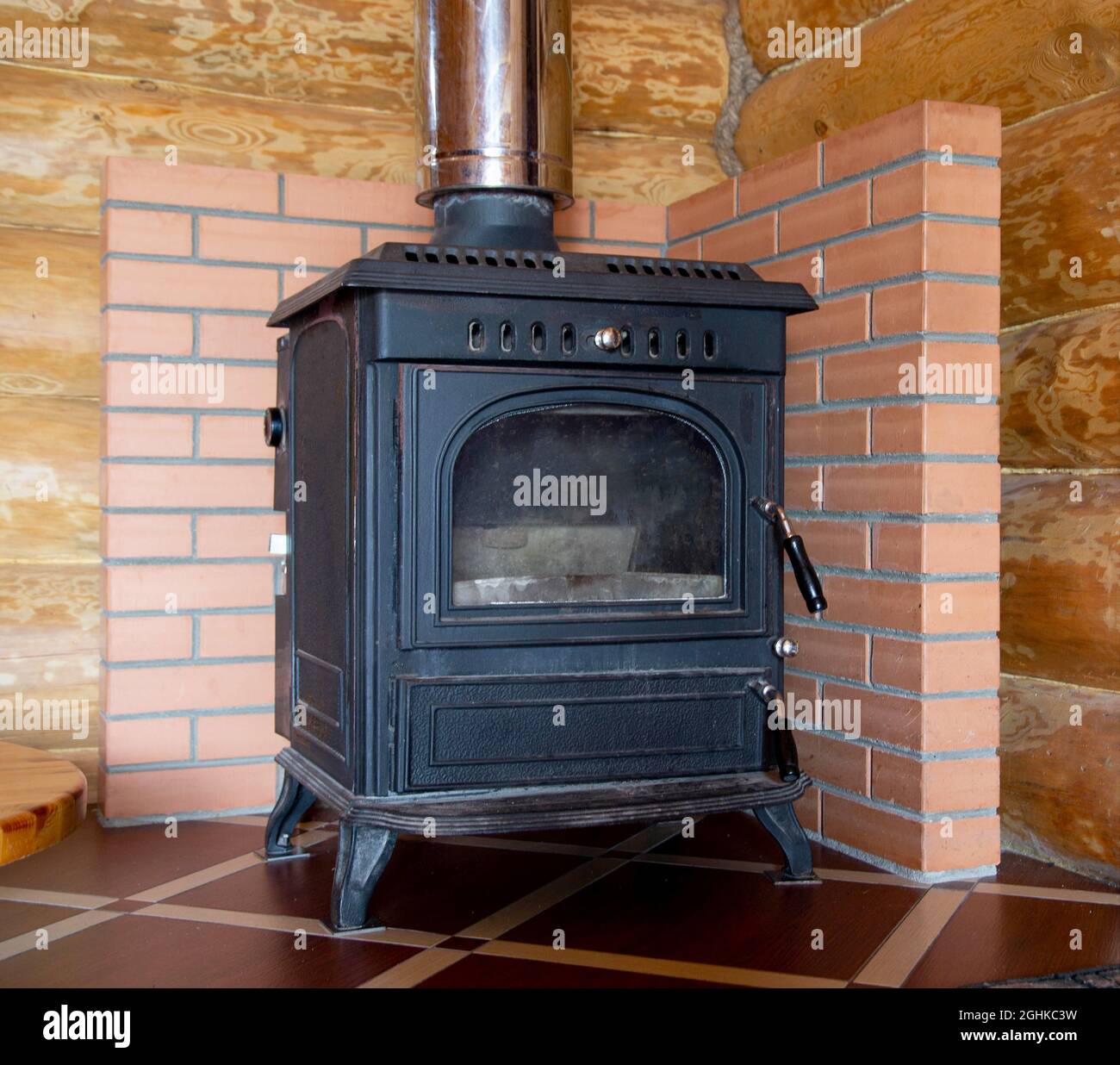 Stufa a camino in ghisa per il riscaldamento di una casa di campagna con maggiore conduttività termica Foto Stock