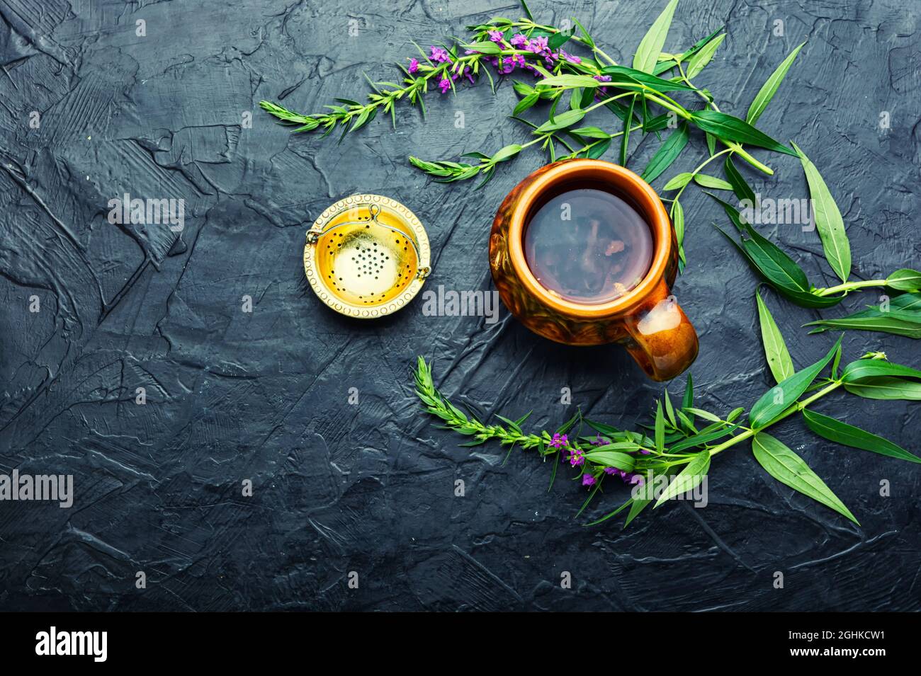 Tazza di tè alle erbe sul tavolo. Ivan tè o fireweed.Willow-erba Foto Stock