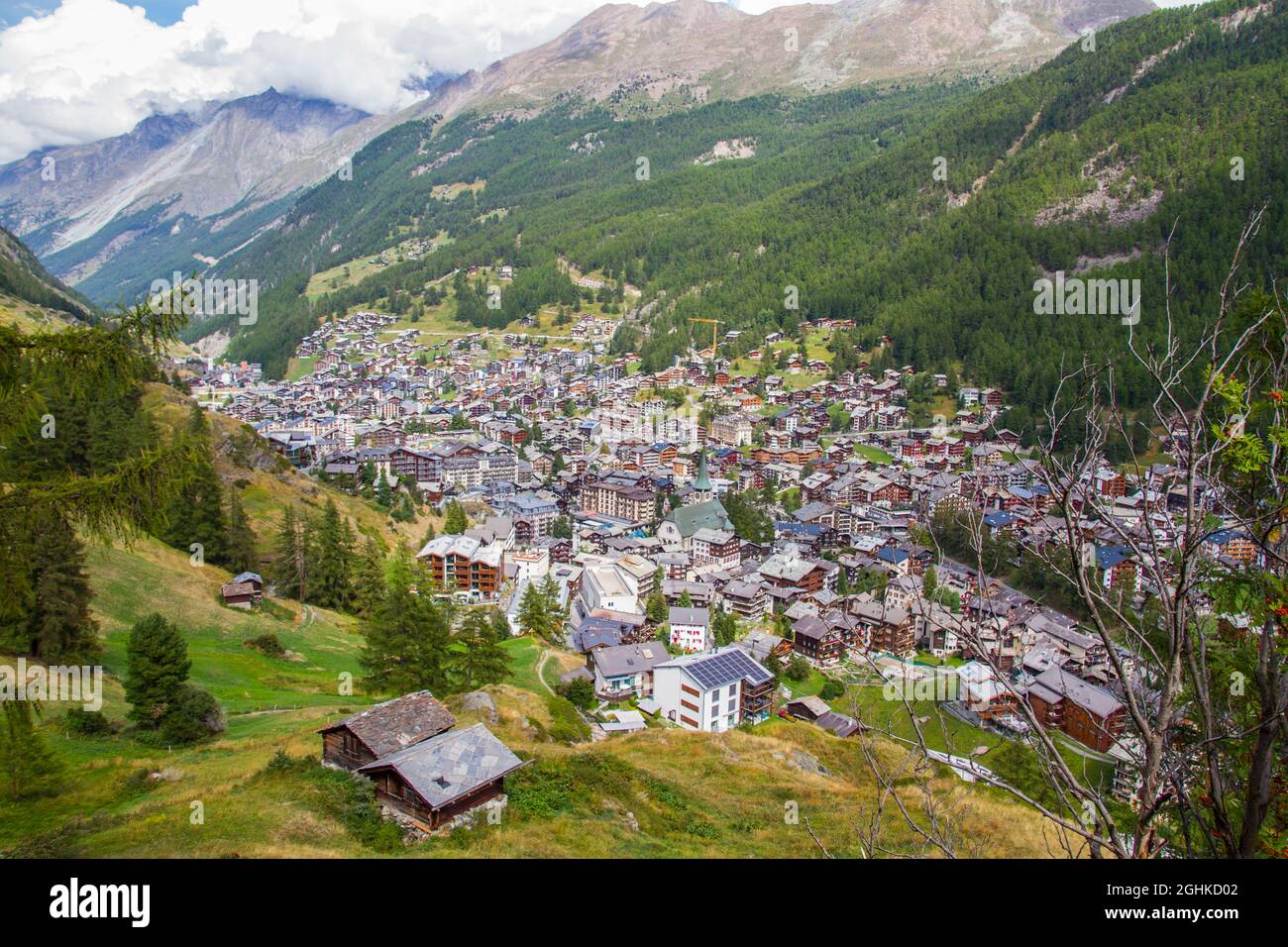 Vista sul villaggio di Zermatt, Svizzera, dall'alto, con montagne durante l'estate Foto Stock