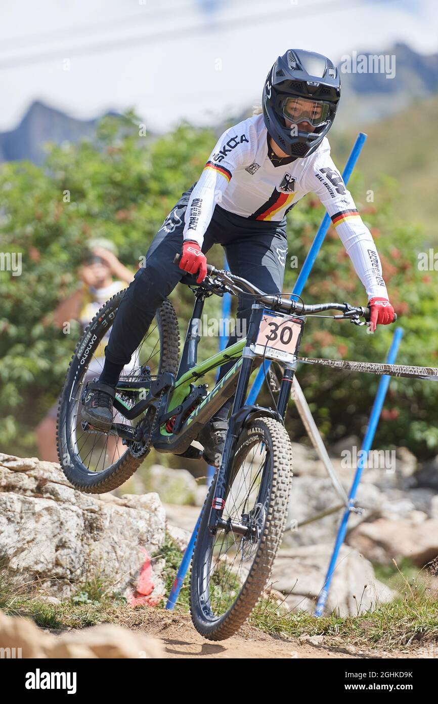 Lenzerheide, Schweiz. 3. Settembre 2021. Anna Charlotte Germann GER während der Downhill Qualifikation der Damen am UCI Mountain Bike WeltCup 2021 poll Foto Stock