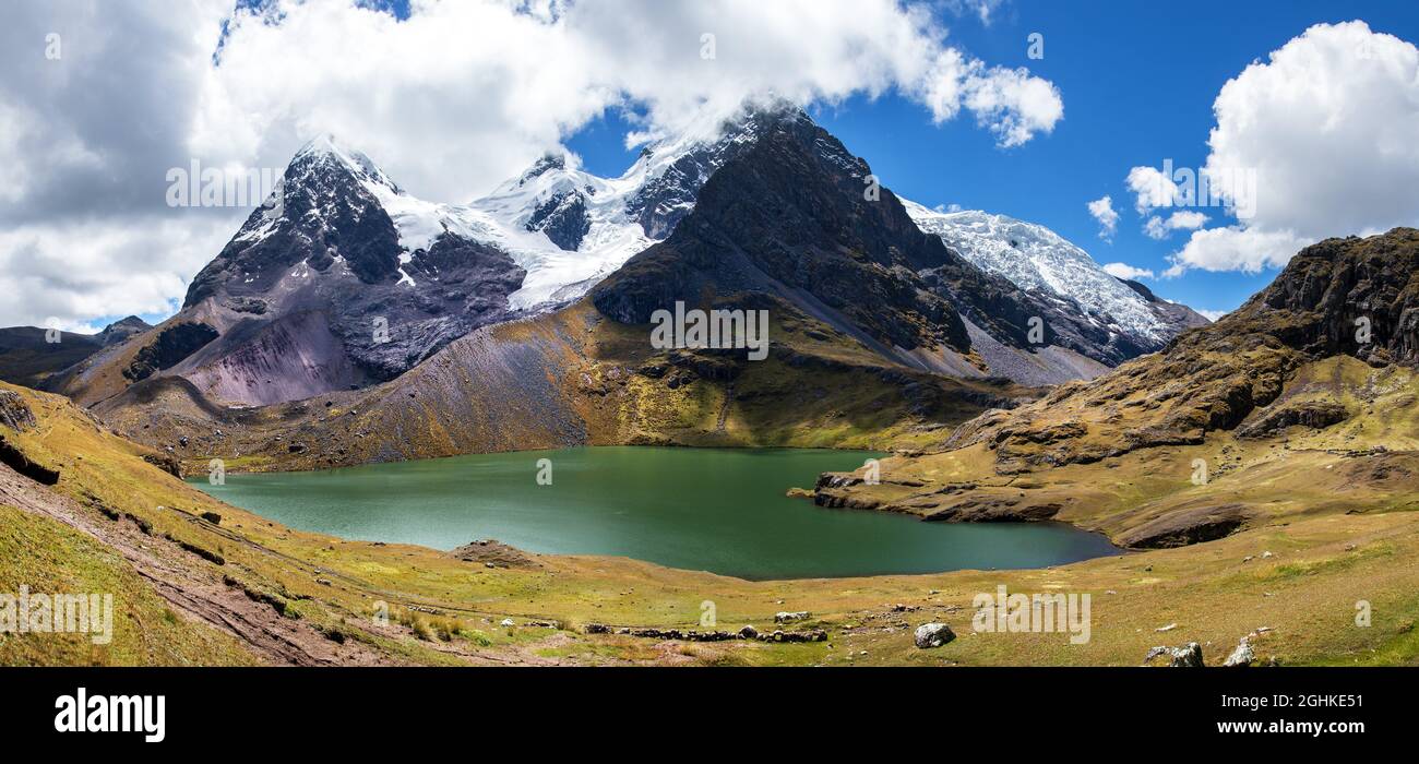 Sentiero escursionistico di Ausangate, montagna con lago e ghiacciaio, circuito di Ausangate, Cordillera Vilcanota, regione di Cuzco, Perù, Paesaggio delle Ande peruviane, Foto Stock