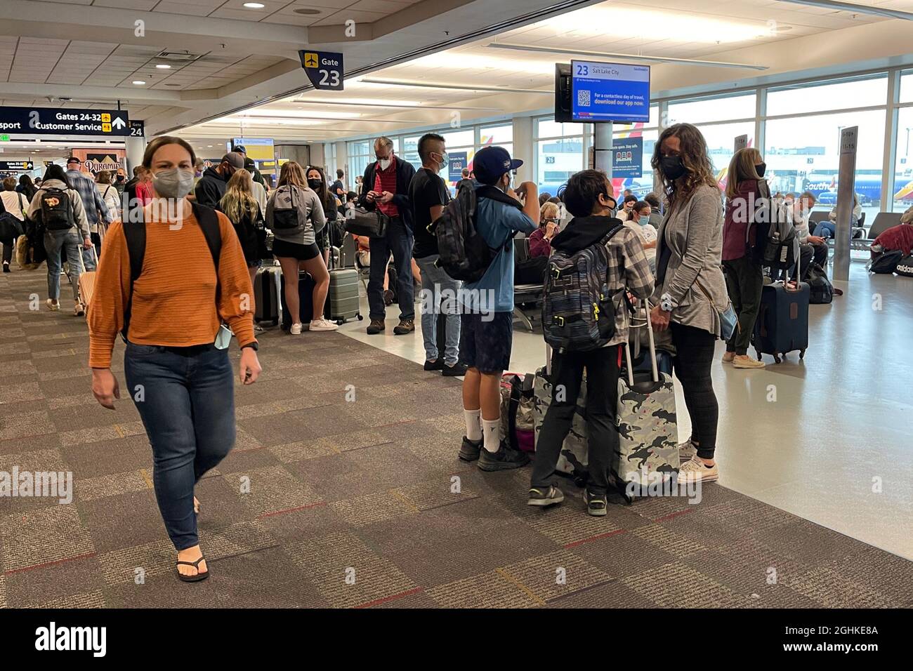 I passeggeri attendono il volo Southwest Airlines al Gate 23 del Terminal 2 dell'aeroporto internazionale di Oakland, sabato 4 settembre 2021, a Oakland, Cali Foto Stock