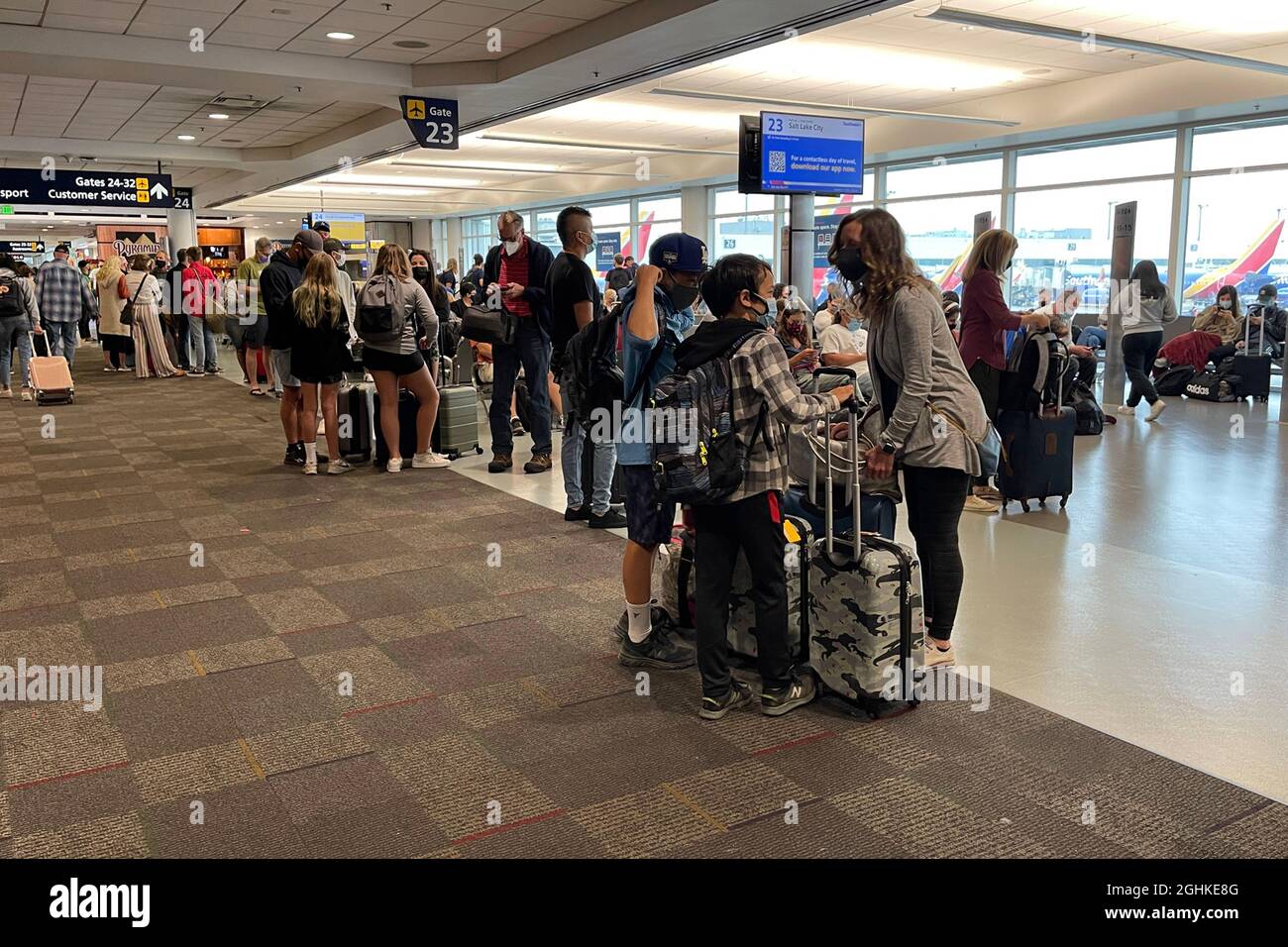 I passeggeri attendono il volo Southwest Airlines al Gate 23 del Terminal 2 dell'aeroporto internazionale di Oakland, sabato 4 settembre 2021, a Oakland, Cali Foto Stock