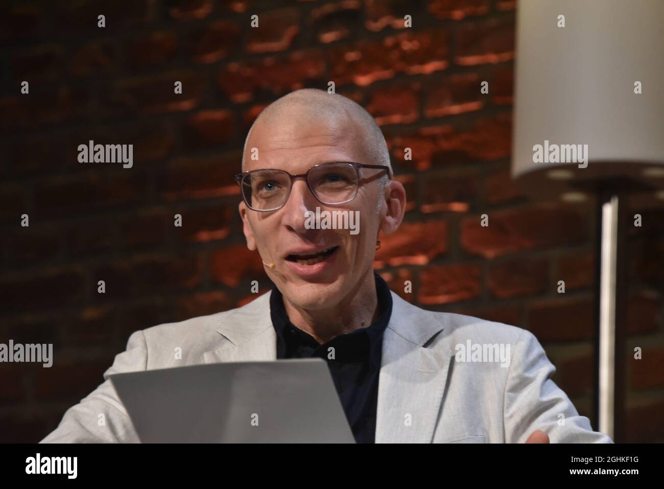 Colonia, Germania. 05 settembre 2021. Il filosofo Armen Avanessian parla e discute a phil.COLOGNE, il festival internazionale della filosofia Credit: Horst Galuschka/dpa/Alamy Live News Foto Stock