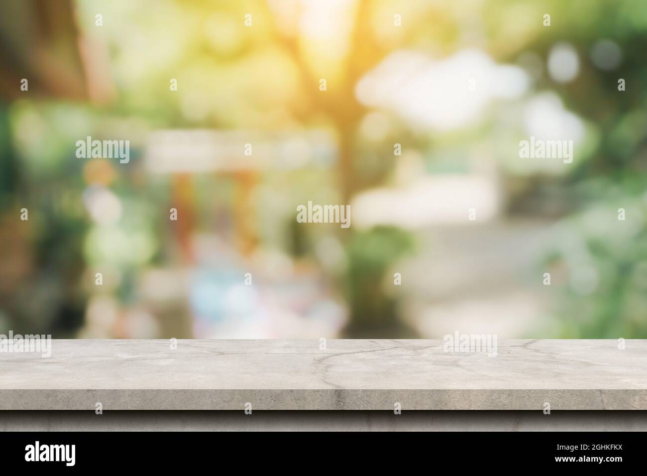 Bokeh sfocati e la sfocatura sullo sfondo di un giardino di alberi nella luce solare. Foto Stock