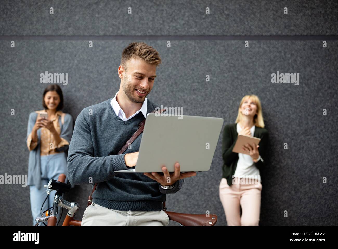 Gruppo di persone aziendali che utilizzano dispositivi elettronici all'aperto Foto Stock