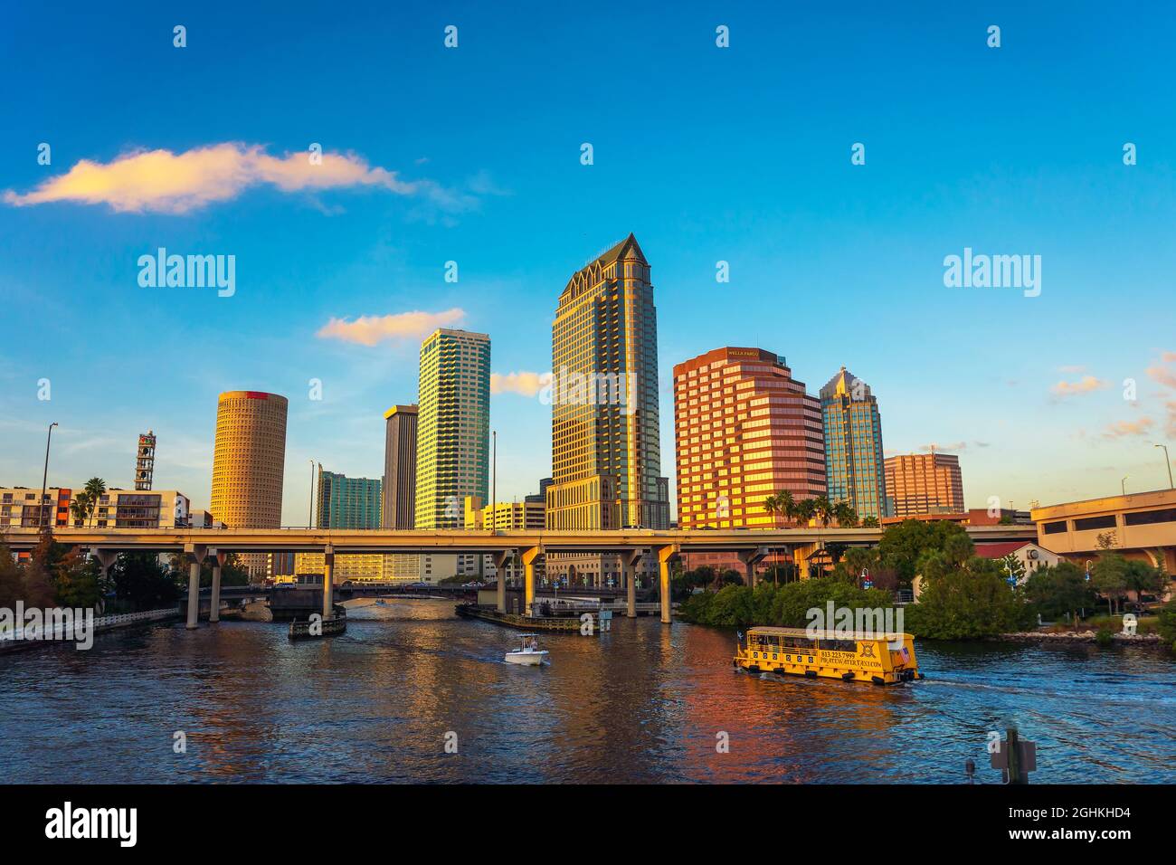 Skyline di Tampa al tramonto con barche turistiche a Hillsborough fiume Foto Stock