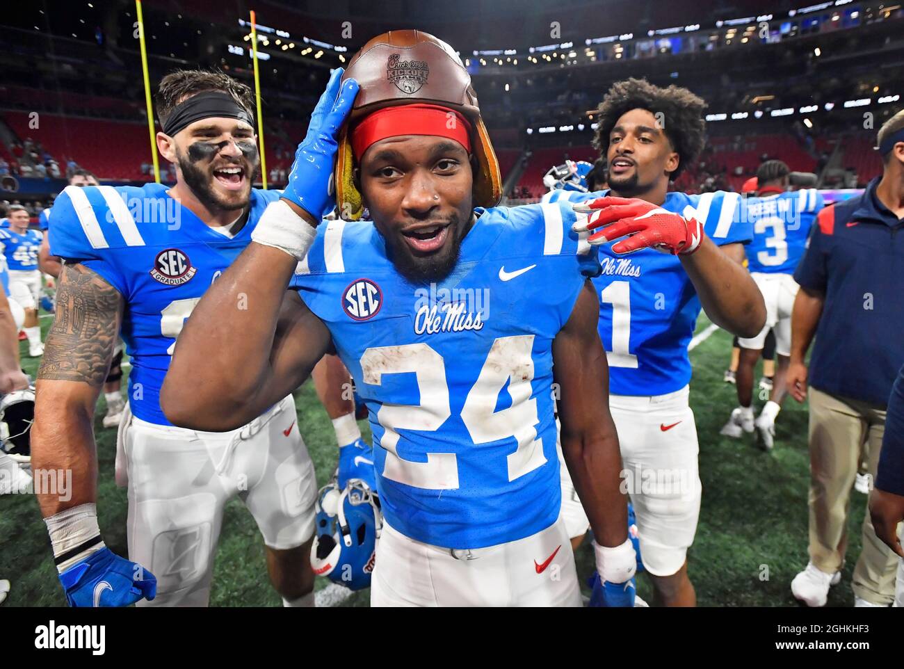 Atlanta, Georgia, Stati Uniti. 06 settembre 2021. I ribelli del Mississippi che running back Snoop Conner indossa il vecchio casco da calcio in pelle dopo aver battuto i Louisville Cardinals in una partita di calcio del college NCAA Chick-fil-A Kickoff al Mercedes-Benz Stadium di Atlanta, GA. Austin McAfee/CSM/Alamy Live News Foto Stock Atlanta, Georgia, Stati Uniti. 06 settembre 2021. I ribelli del Mississippi che running back Snoop Conner indossa il vecchio casco da calcio in pelle dopo aver battuto i Louisville Cardinals in una partita di calcio del college NCAA Chick-fil-A Kickoff al Mercedes-Benz Stadium di Atlanta, GA. Austin McAfee/CSM/Alamy Live News Foto Stock