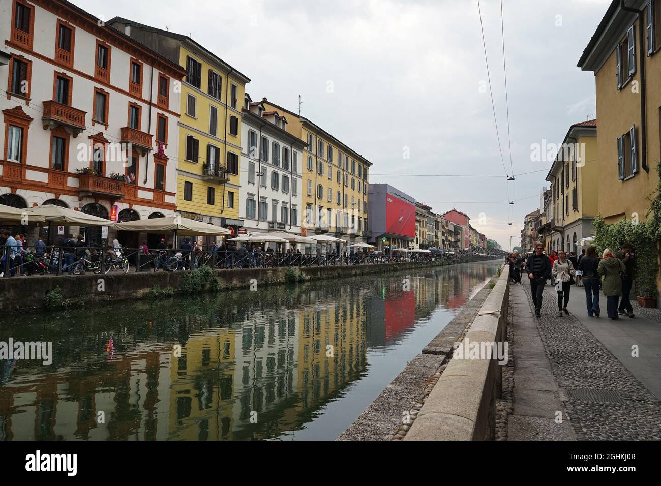 Il fiume dei Navigli e mercato, Milano, Italia Foto stock - Alamy