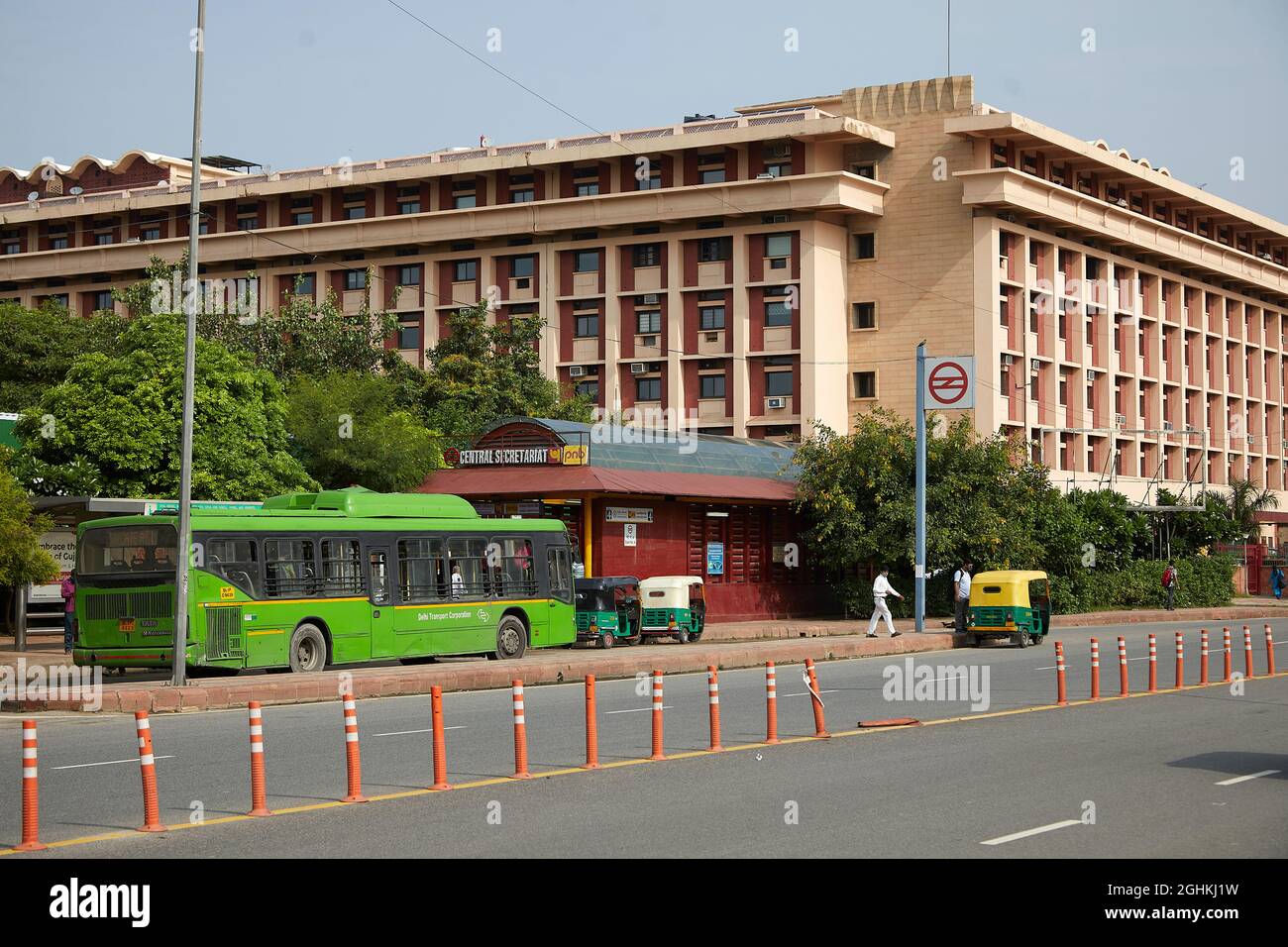 Vista degli edifici e del traffico fuori dall'entrata della stazione della metropolitana della Segreteria Centrale vicino all'India Gate. Foto Stock