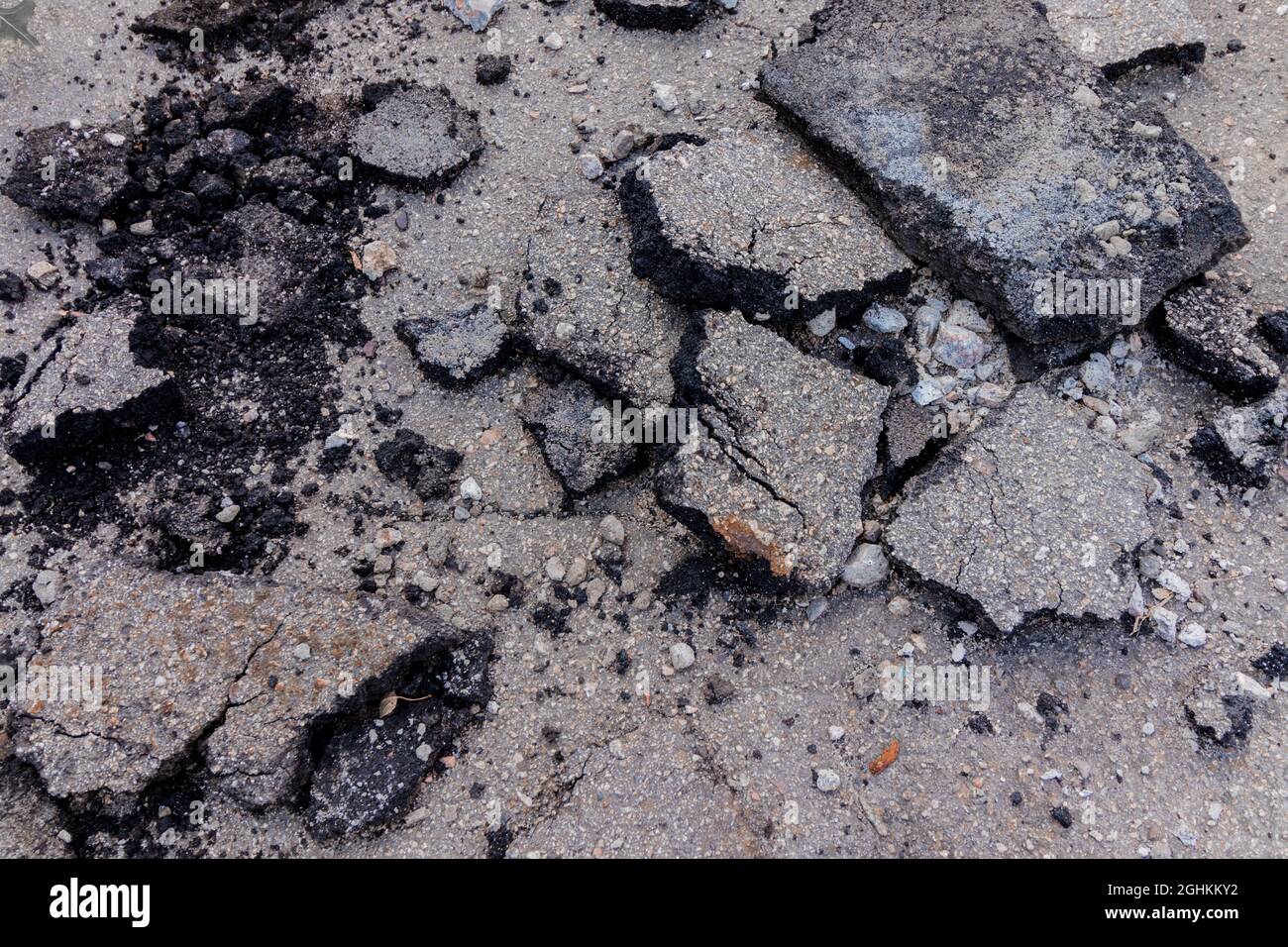 Pezzi di vecchio asfalto grigio usato. Foto Stock