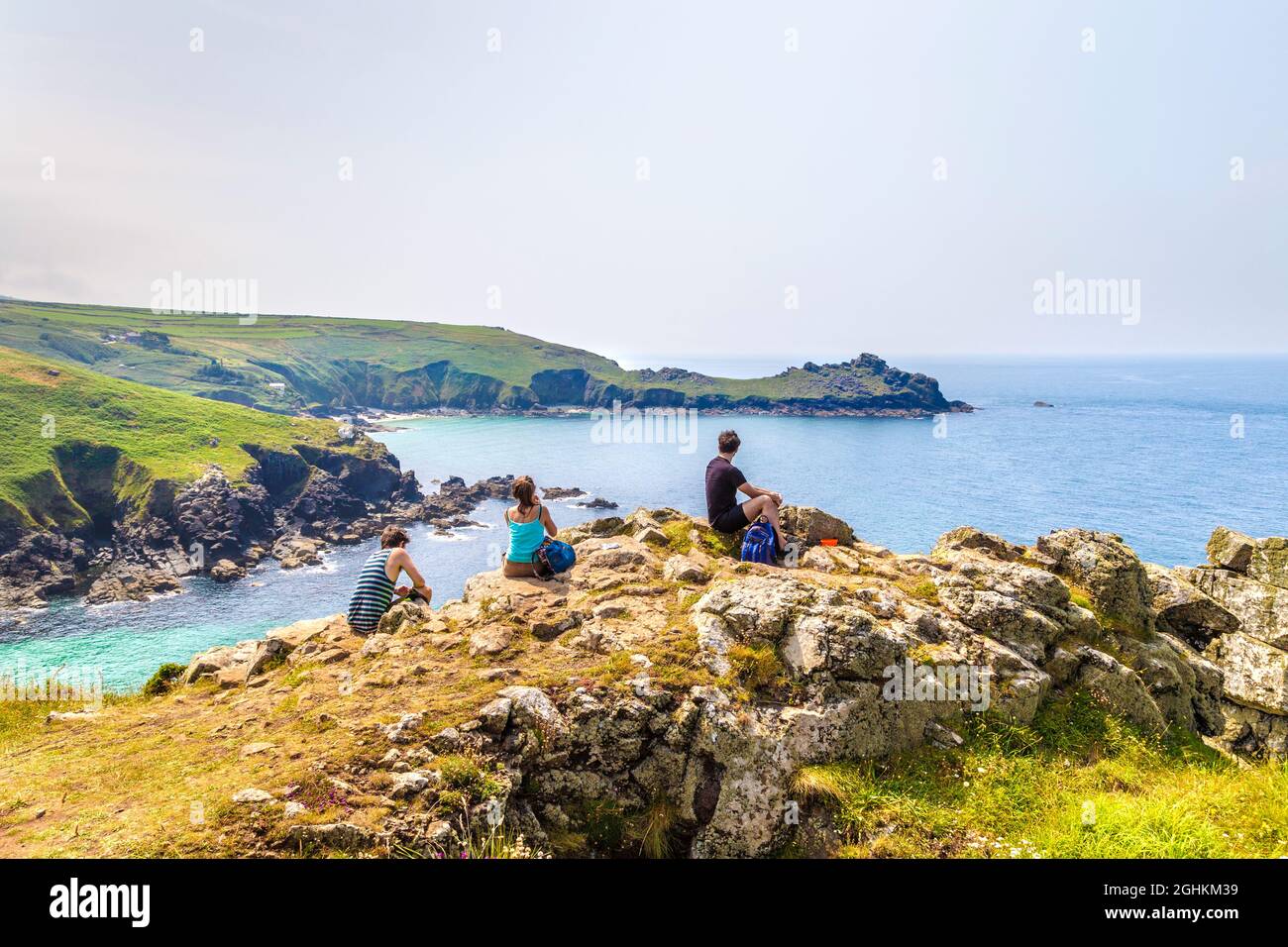Escursionisti che si prendono una pausa al punto panoramico di Carnelloe promontorio lungo il South West Coast Path vicino Zennor, Penwith Peninsula, Cornovaglia, Regno Unito Foto Stock