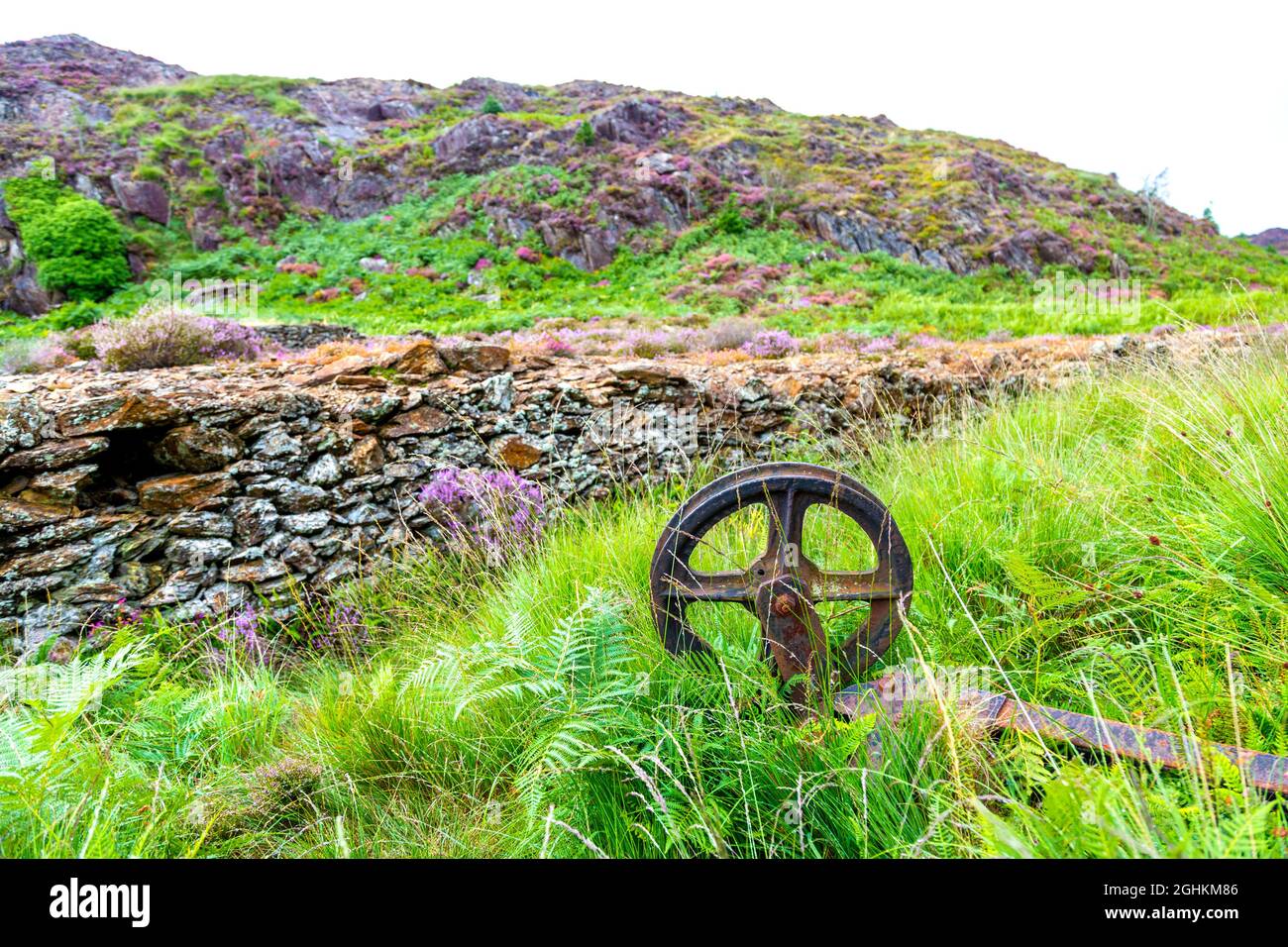 Vecchi resti di una funivia per miniere di rame utilizzati per il trasporto di minerale di rame lungo il sentiero per la cima Mynydd Sygyn, Snowdonia, Galles, Regno Unito Foto Stock